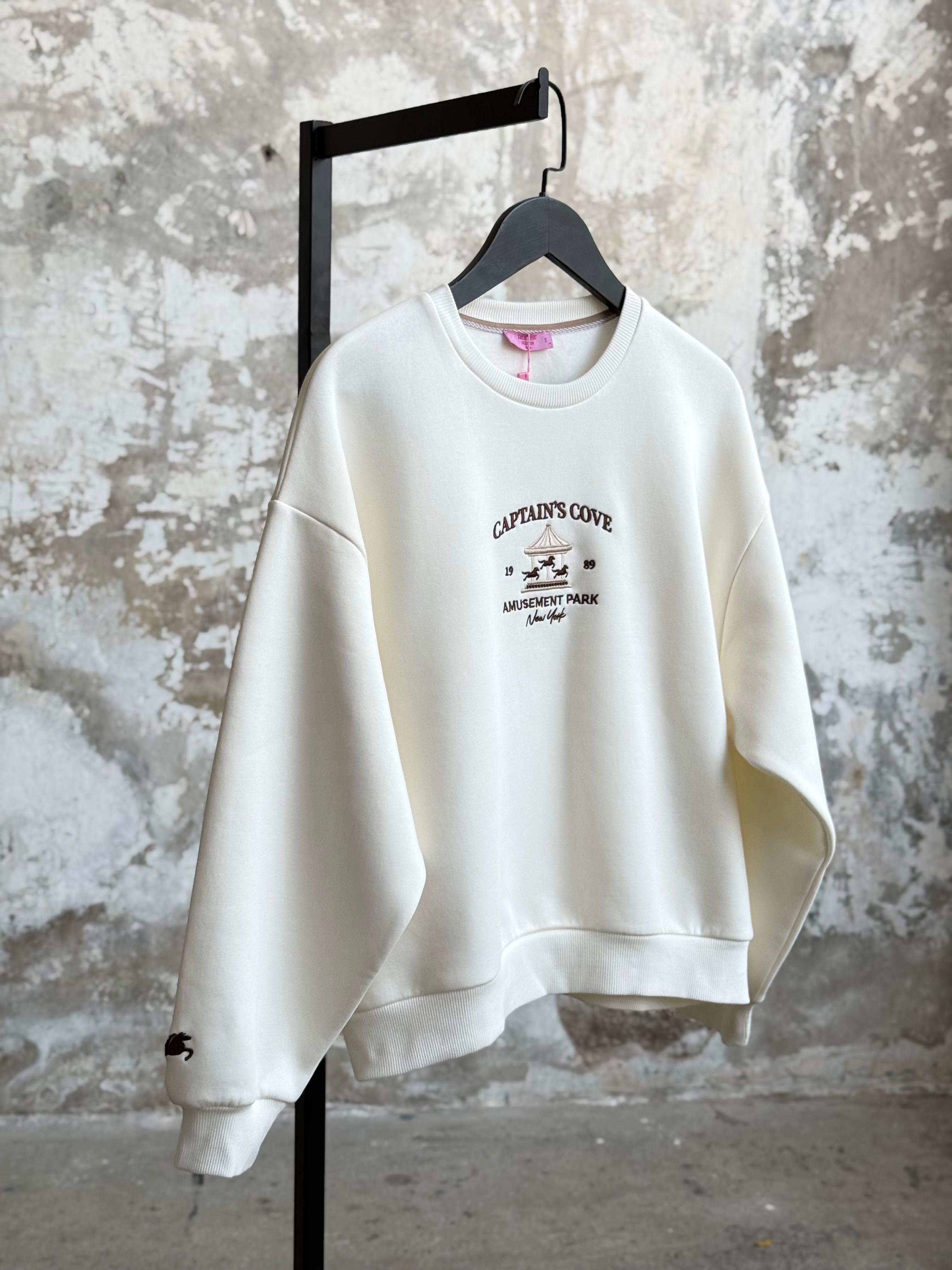 Atlı Karınca Figürlü Yazı Nakışlı Oversize Sweatshirt (Ekru)