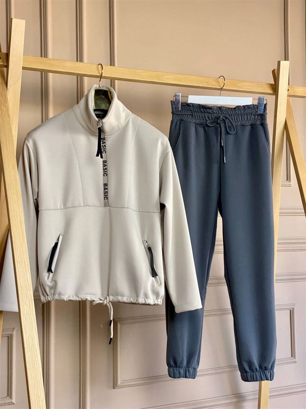 Basic Yazı Detaylı Yumoş Doku Sweat (Bej)