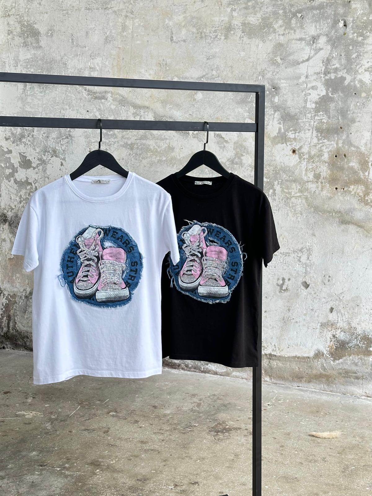 Denim Kot Üzerine Ayakkabı Baskılı Tişört (Beyaz/Siyah)
