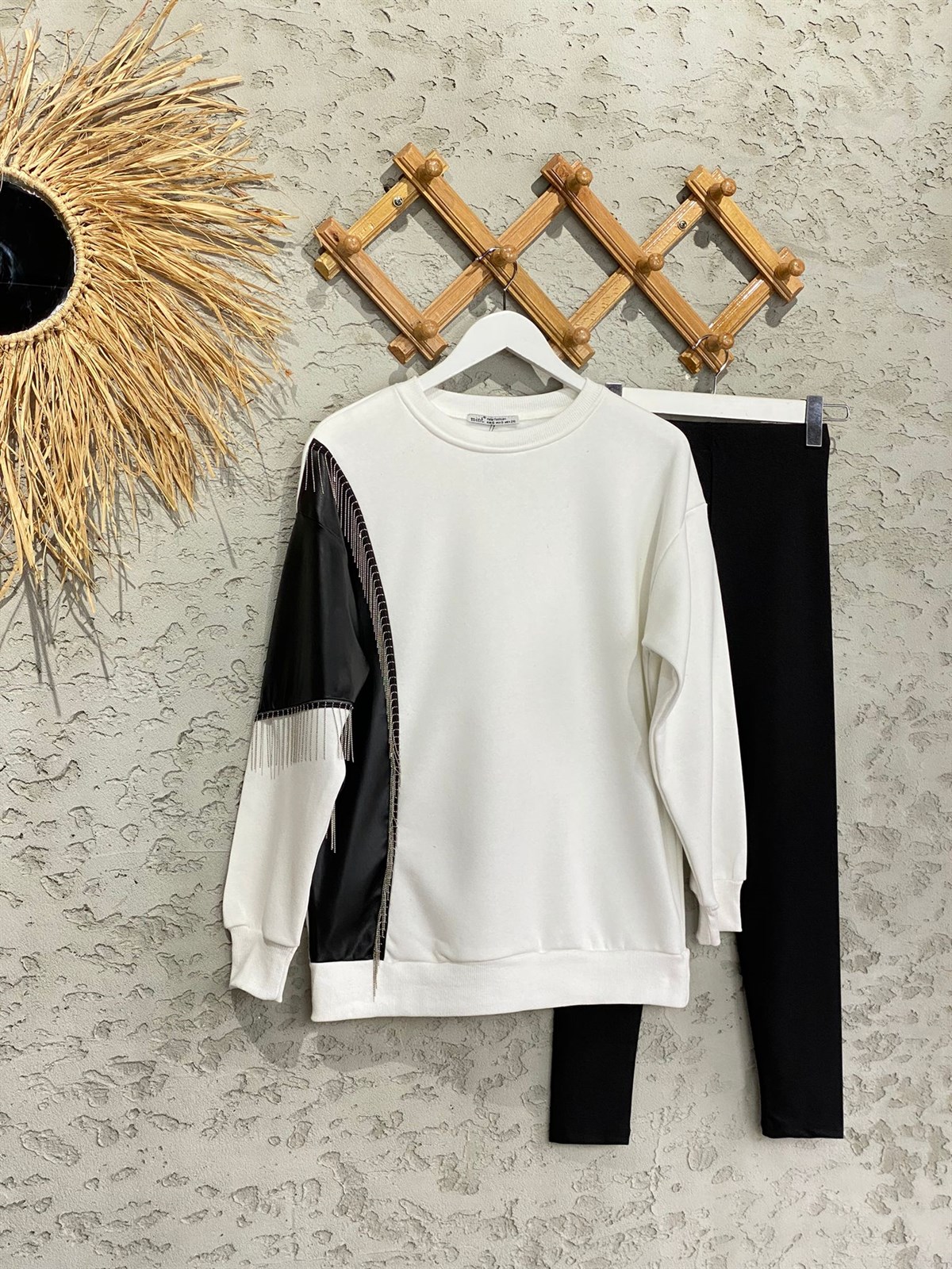Deri Detaylı Beyaz Sweatshirt