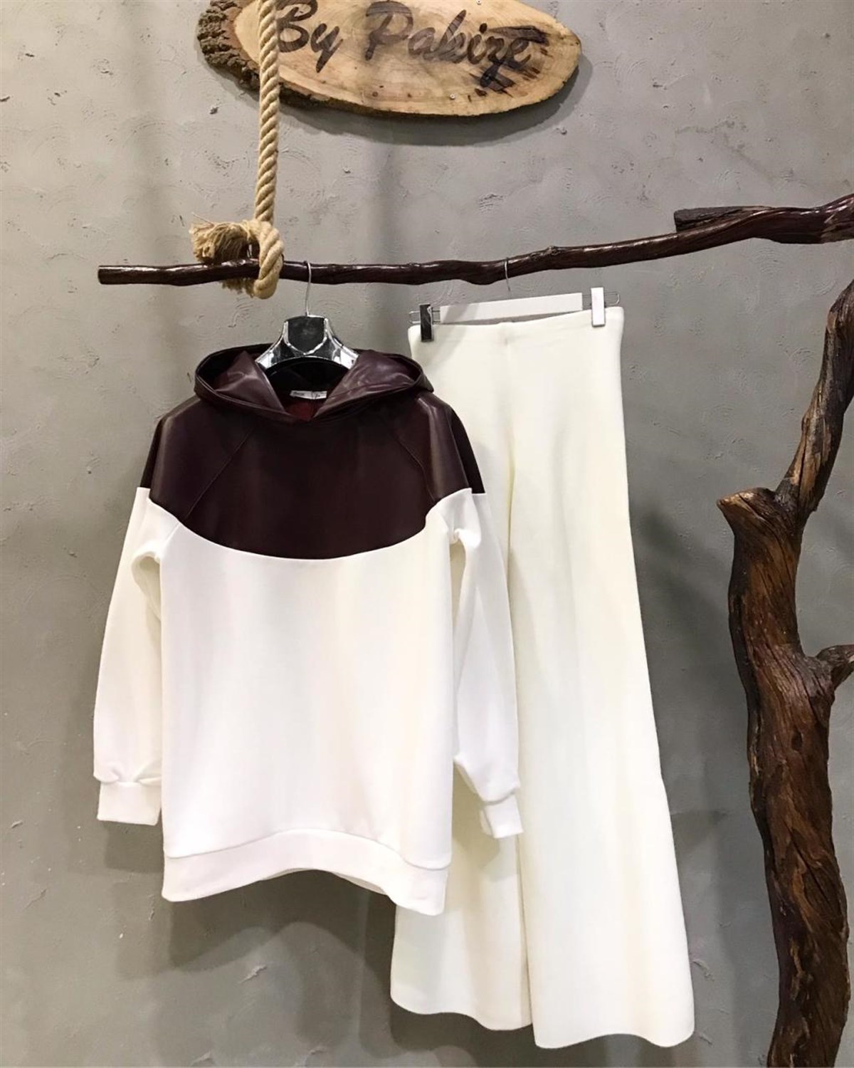 Deri Detaylı Kapşonlu Sweatshirt