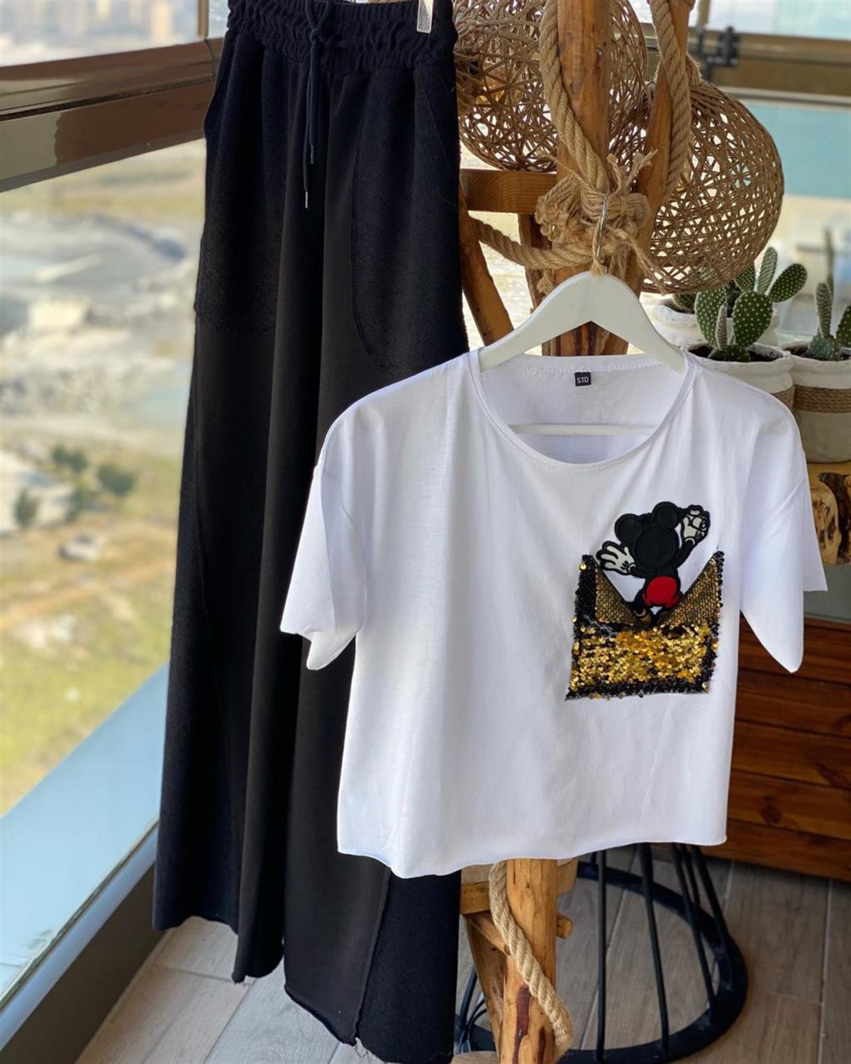 Deri Mickey Mouse Üzerine Pul Payet Detaylı Tshirt