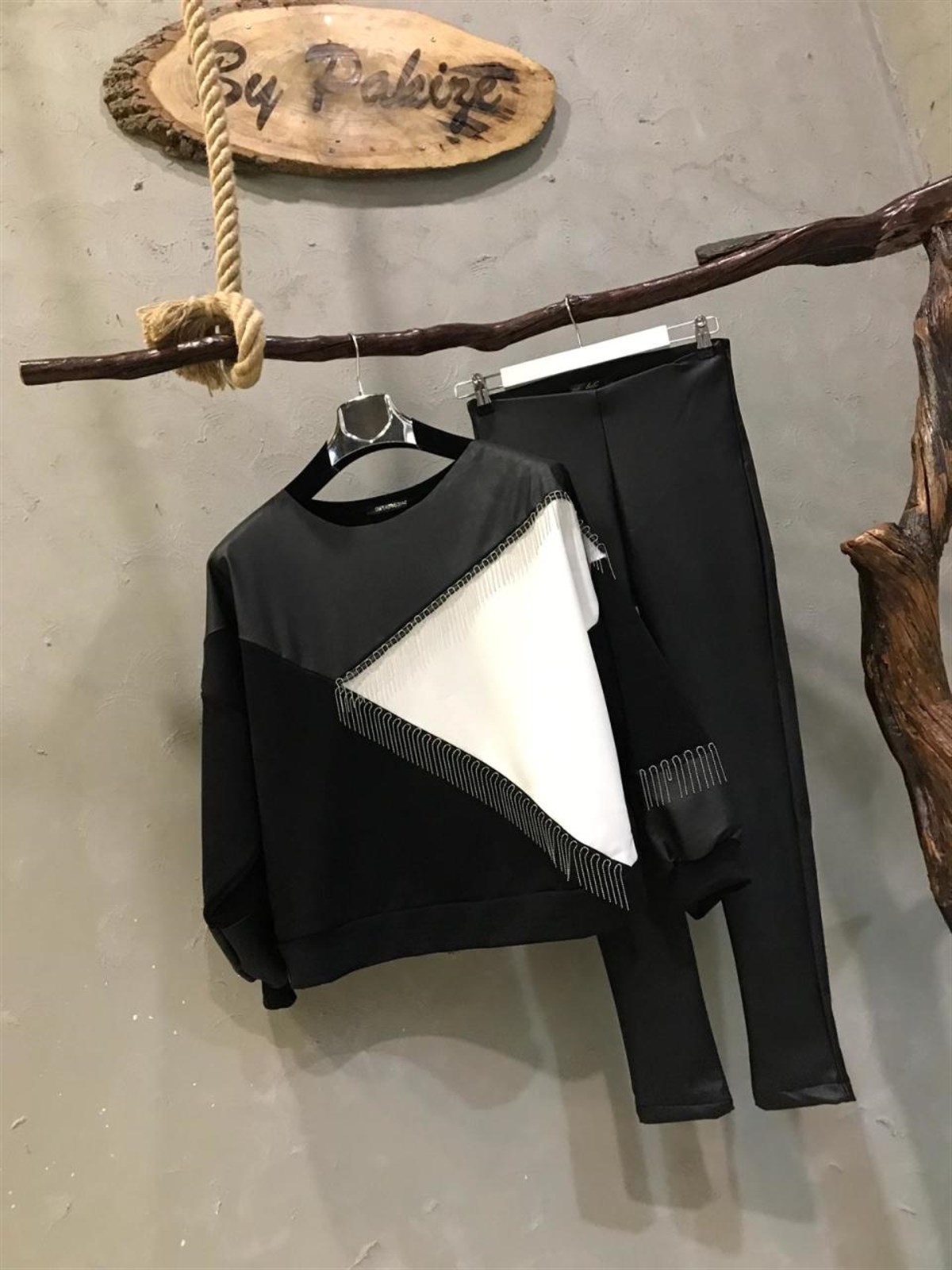 Deri ve Zincir Detaylı Sweatshirt