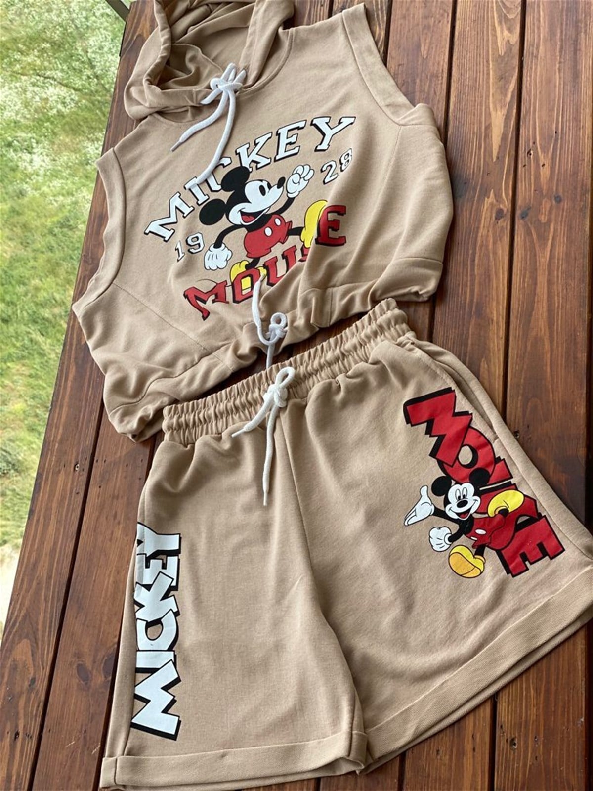 Kapşonlu Mickey Baskılı Şortlu Takım (Bej)