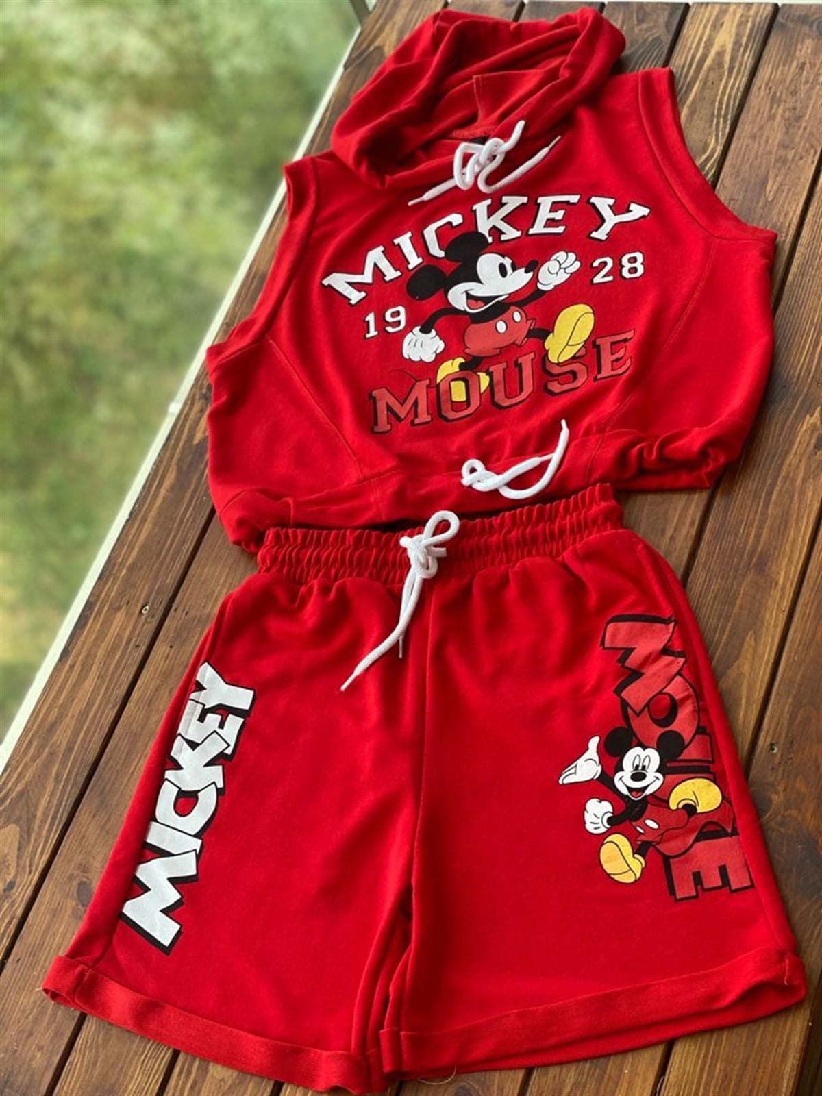 Kapşonlu Mickey Baskılı Şortlu Takım (Kırmızı)