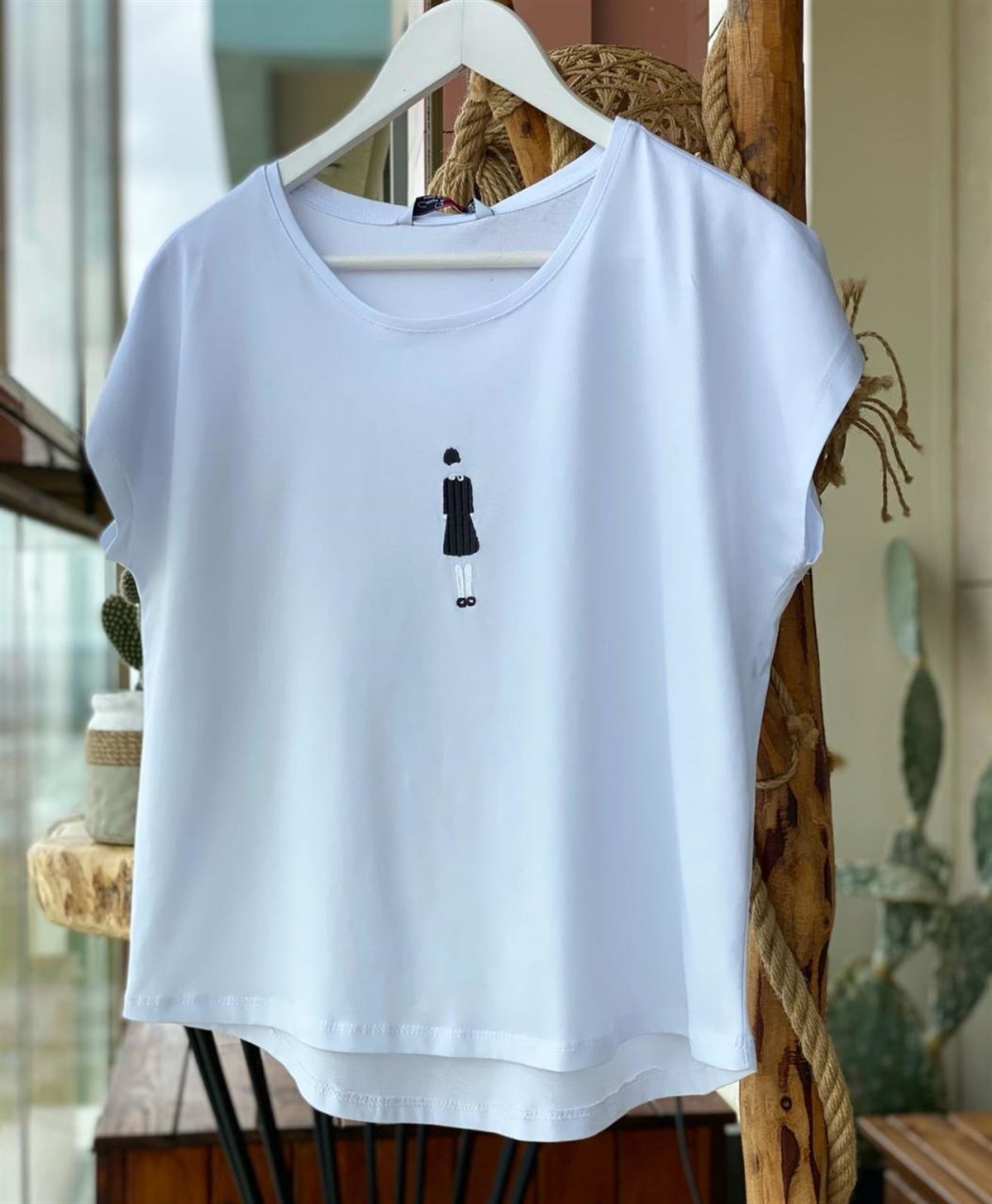 Kız Nakış İşlemeli Tshirt (Beyaz)