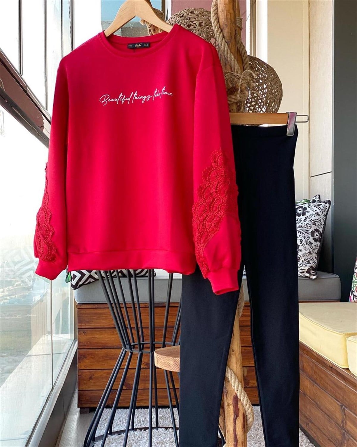 Kolları Güpür Detaylı Sweatshirt (KIRMIZI)