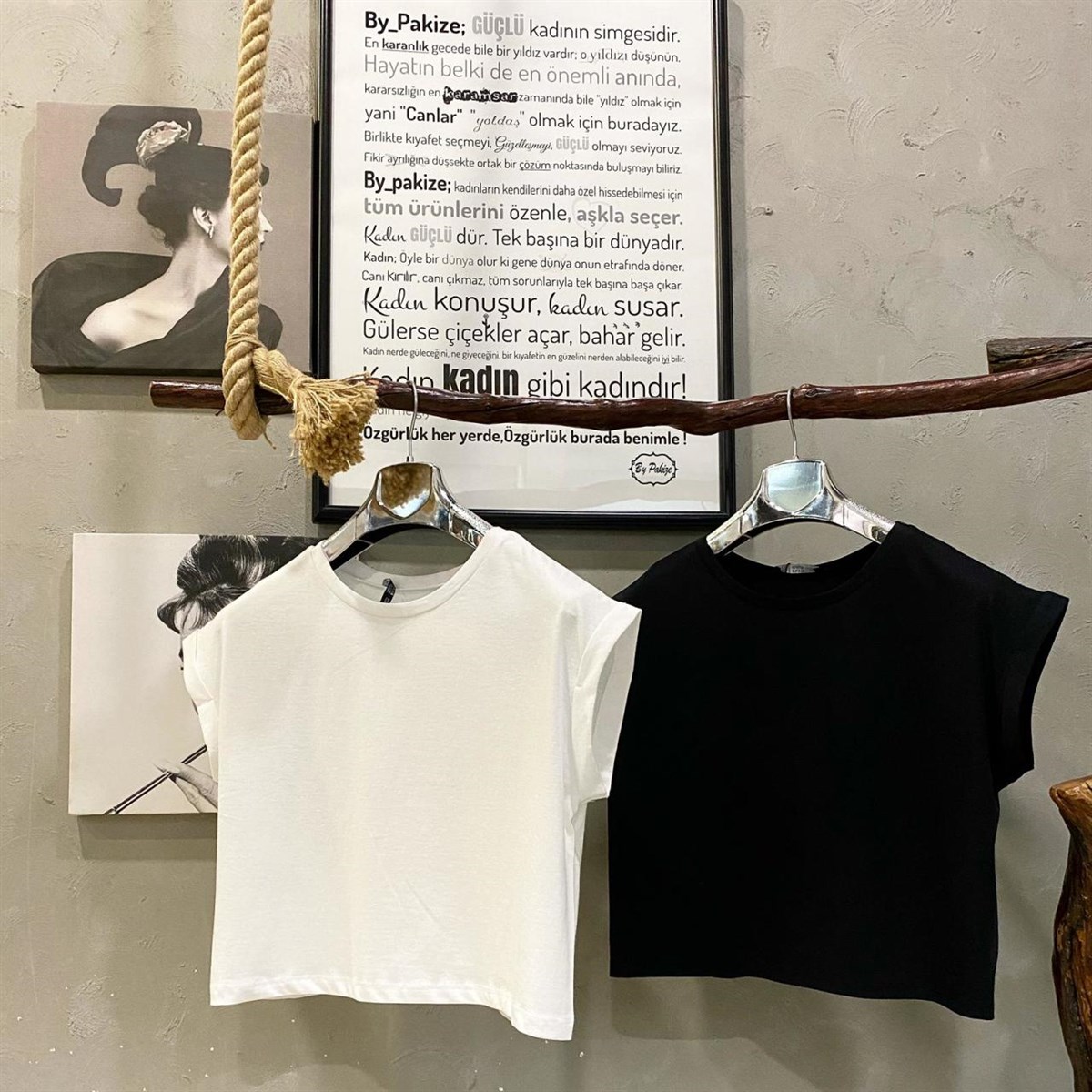 Kolları Katlamalı Kısa Basic Tshirt (SİYAH & BEYAZ)