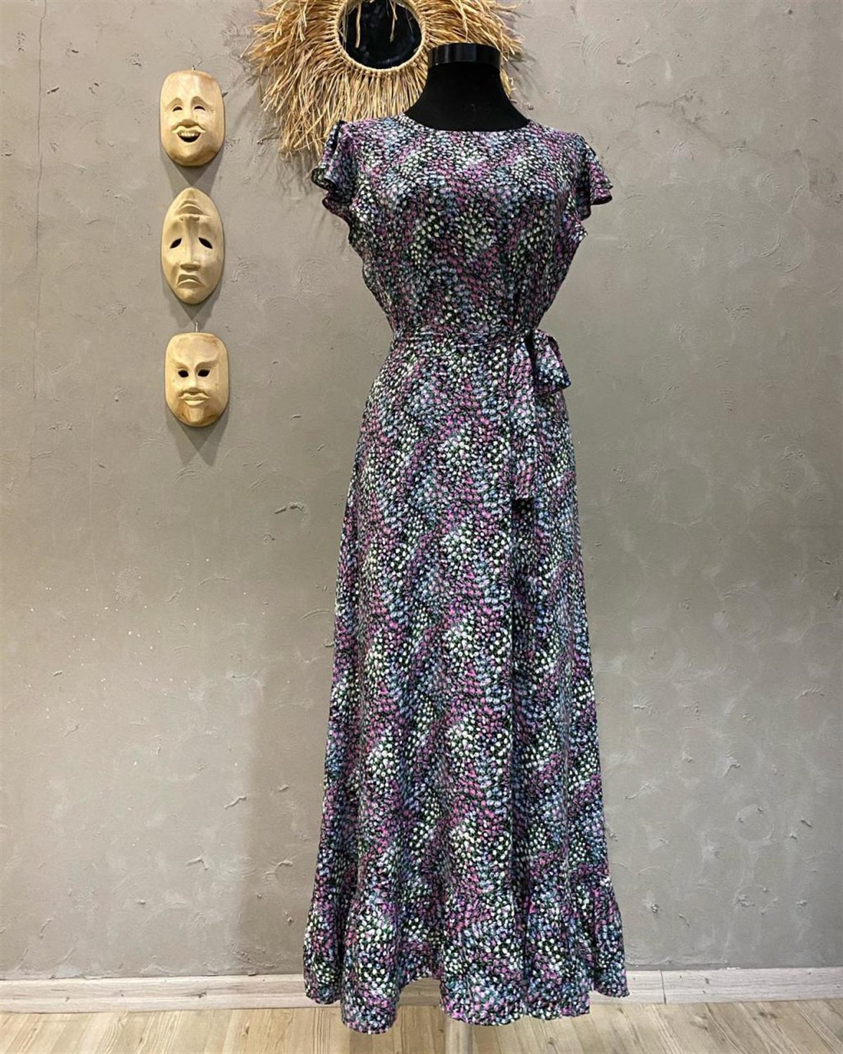 Kolları ve Etek Ucu Fırfır Detaylı Kuşaklı Elbise