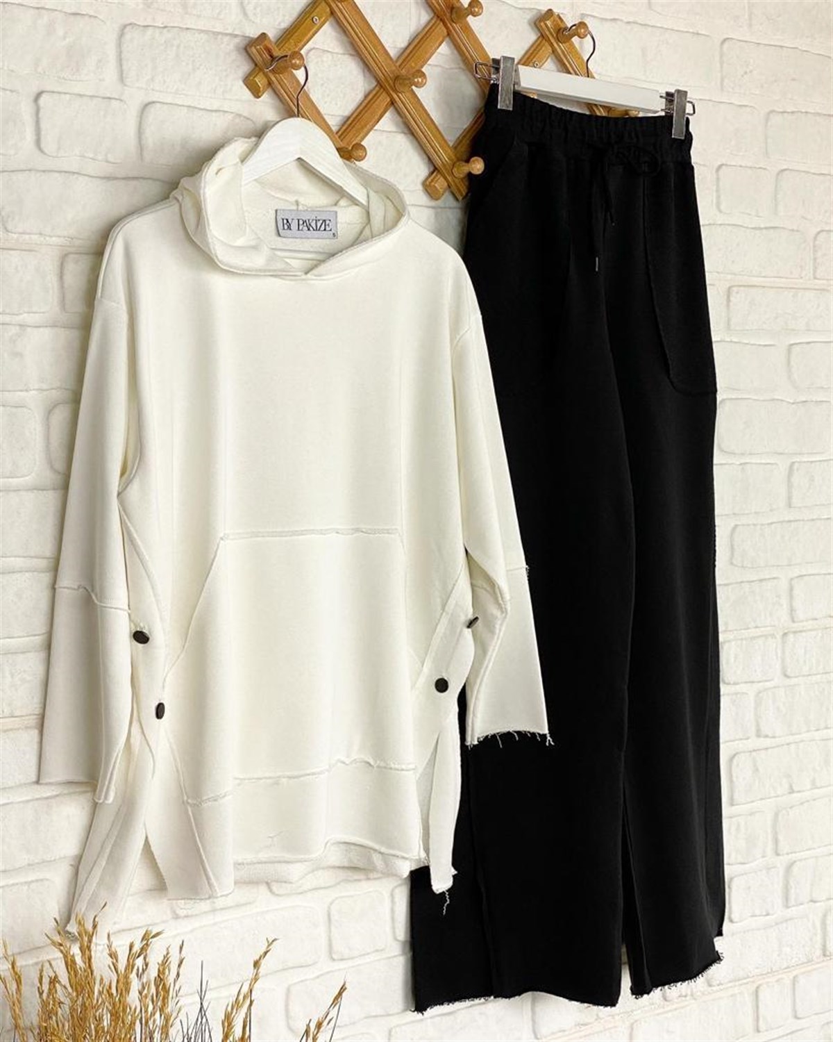 Lazer Kesim Düğme Detaylı Sweat (Beyaz)
