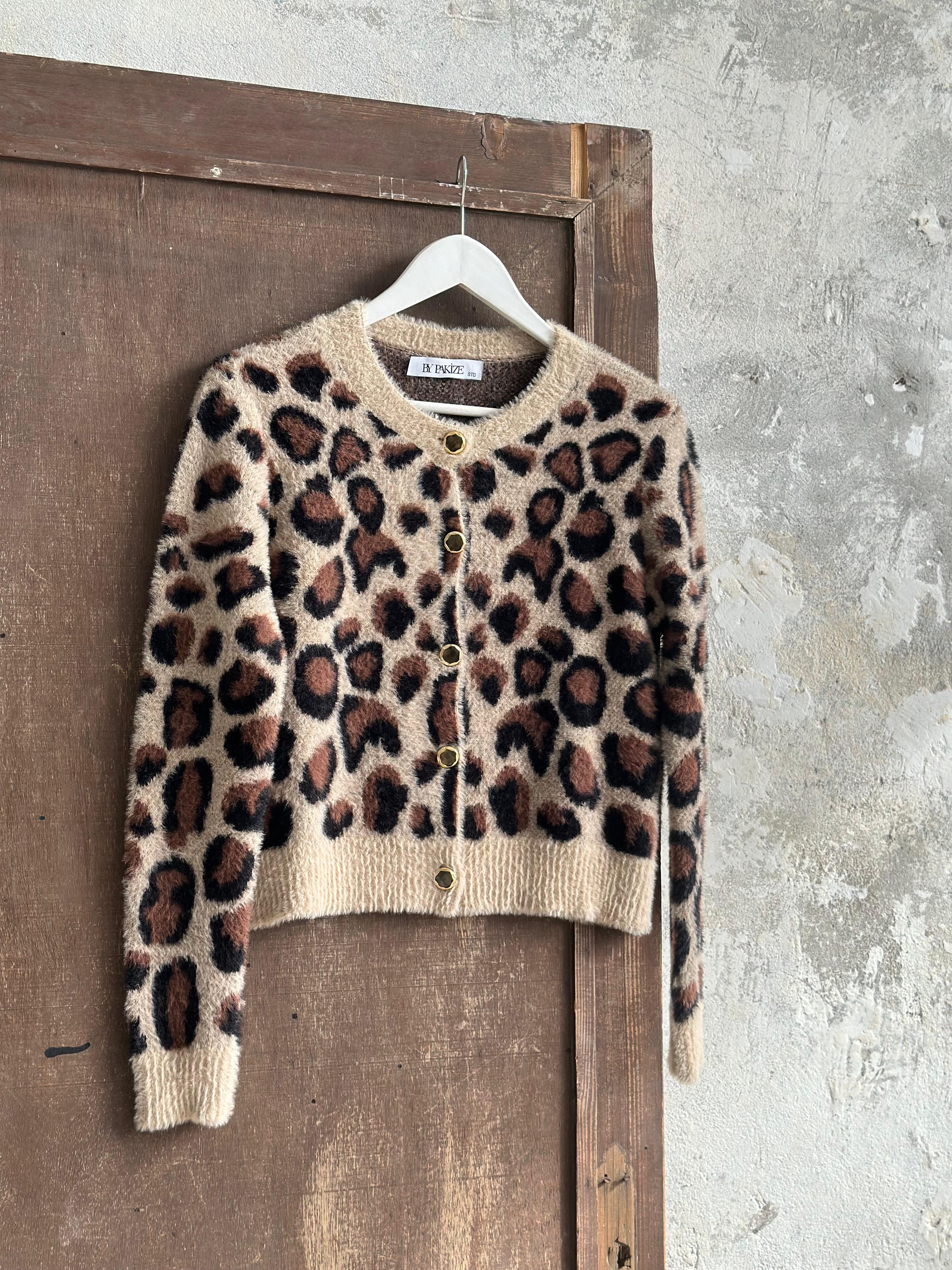 Leopar Düğme Detaylı Yumoş Leopar Hırka