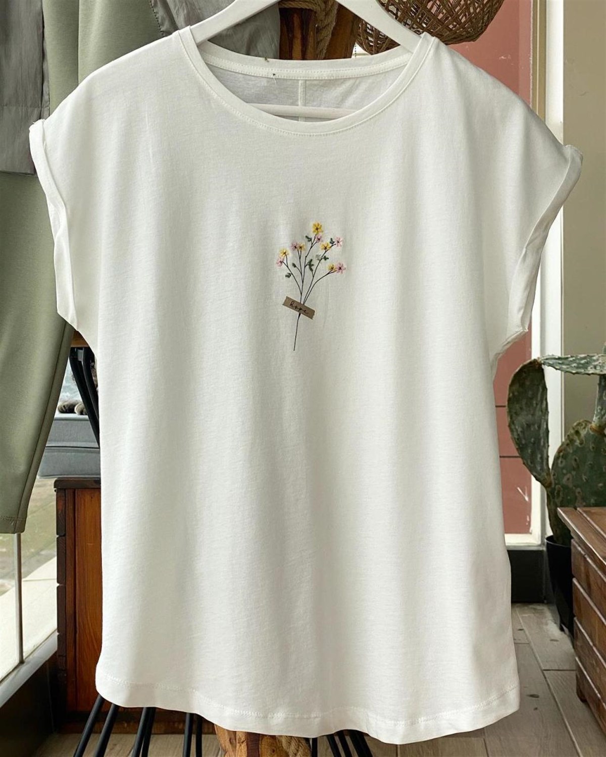 Nakış Çiçek Detaylı Basic Tshirt