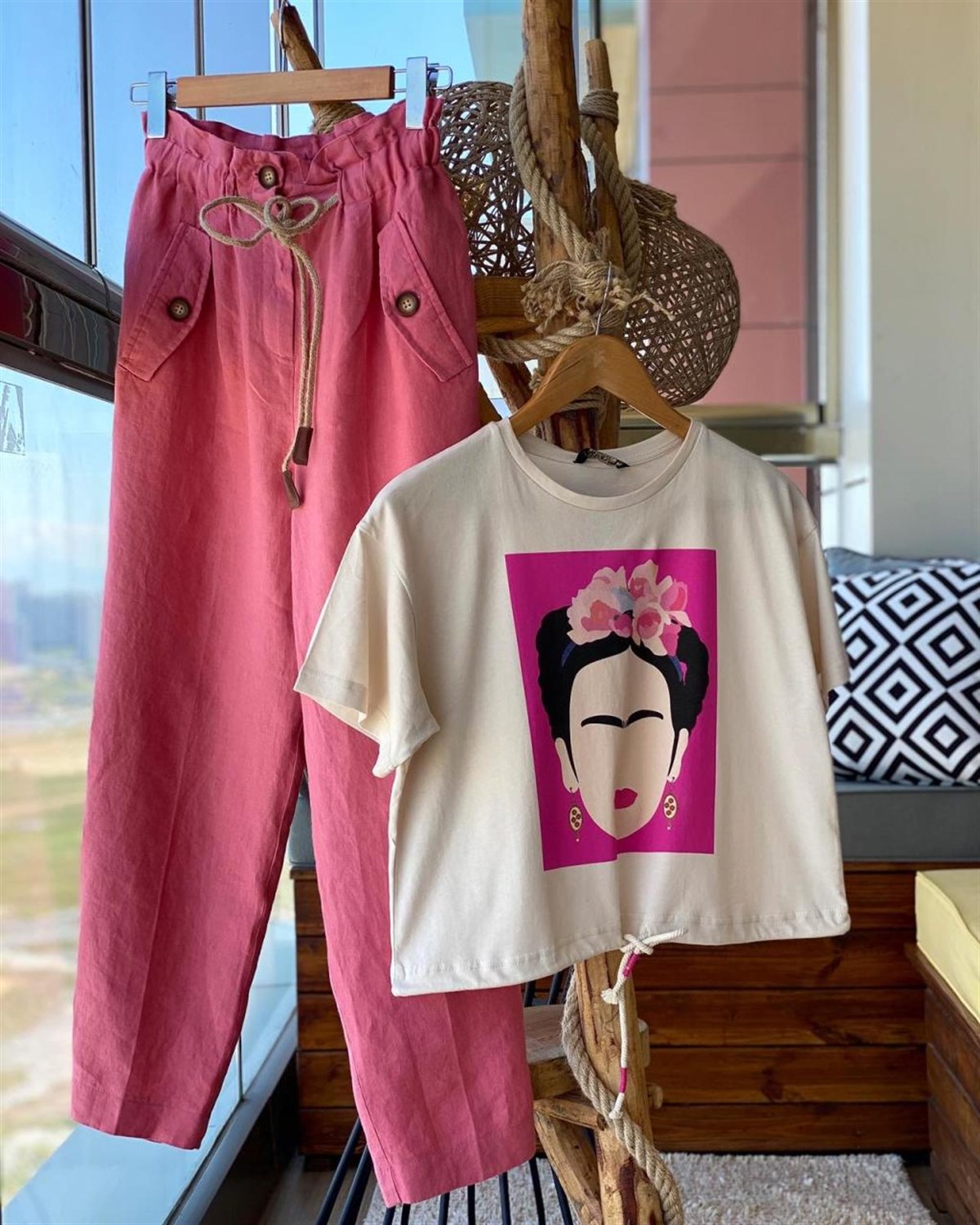 Önden Bağlamalı Frida Baskılı Tshirt