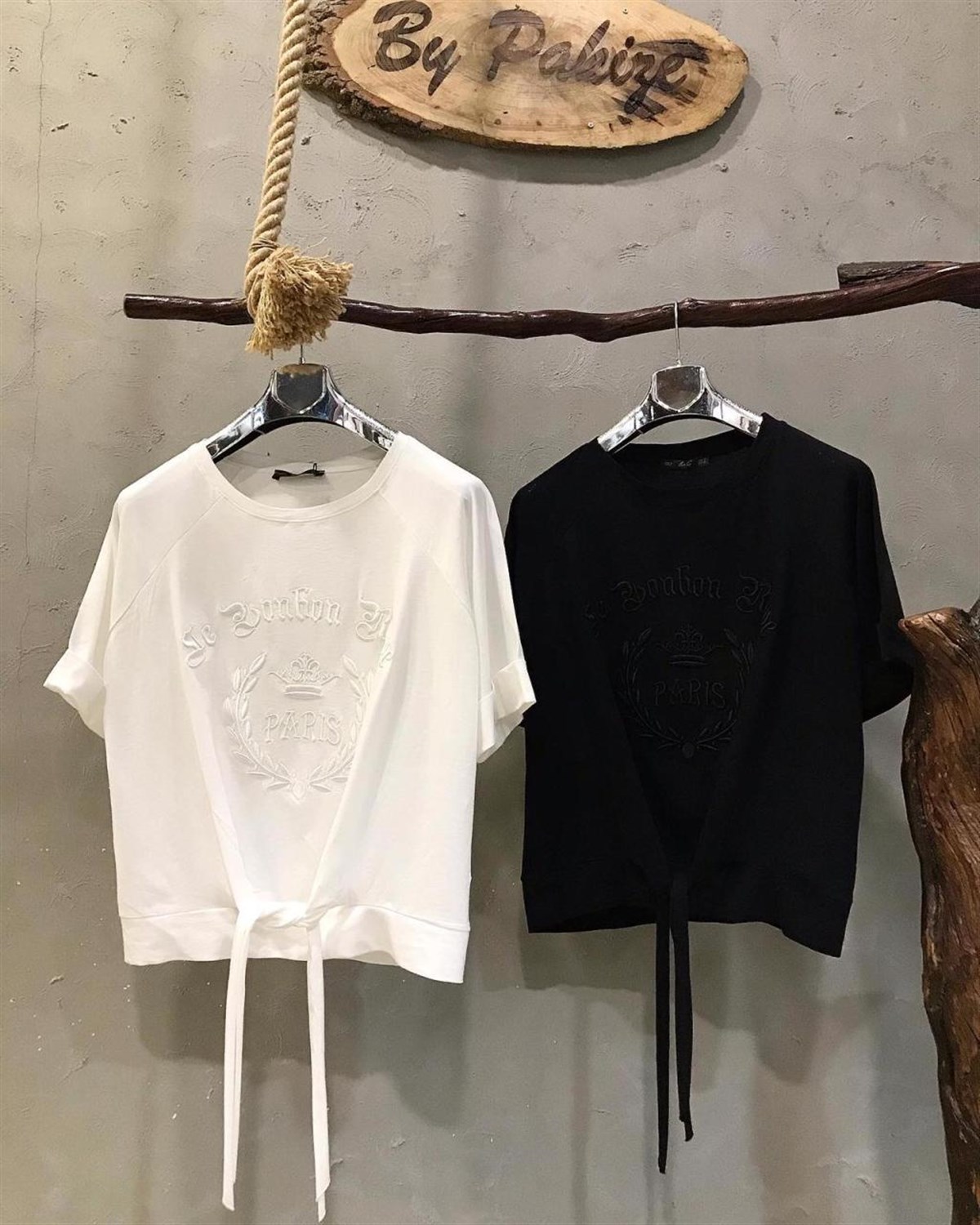 Önü Nakış Detaylı Salaş Tshirt  (SİYAH & BEYAZ)