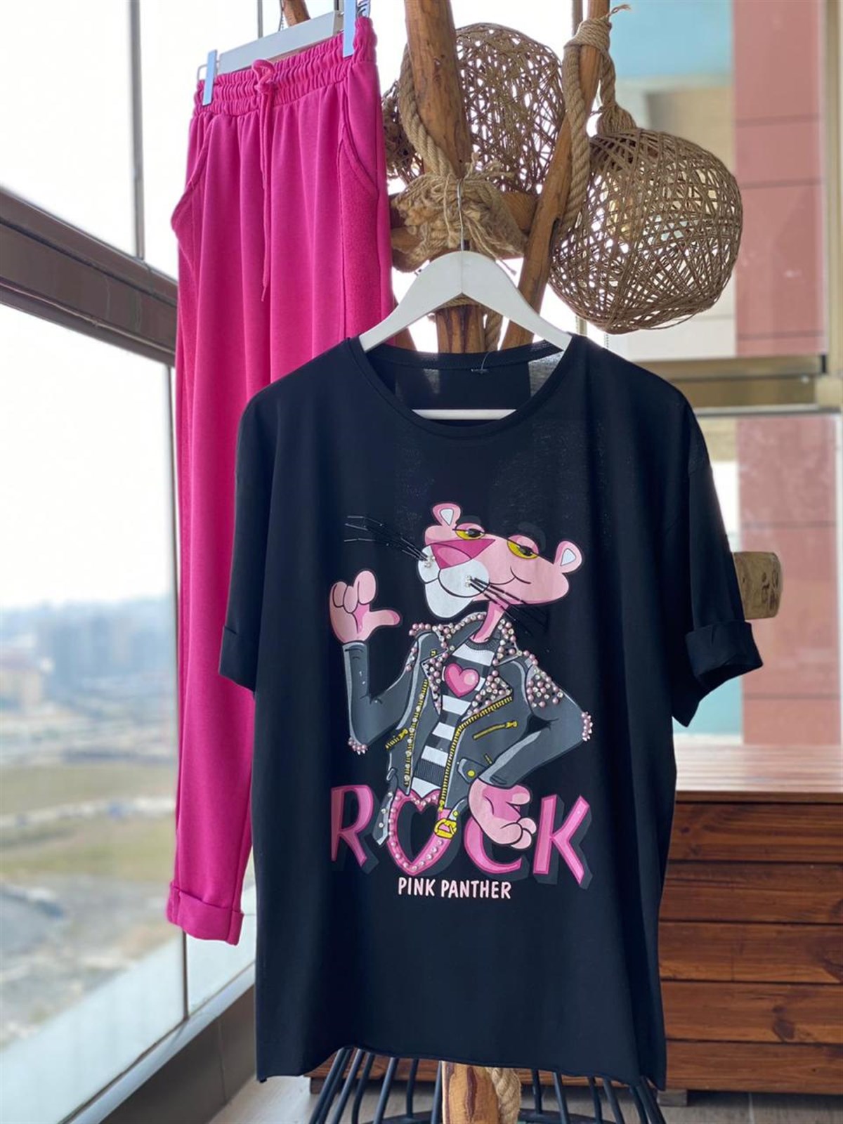 Pembe Panter Baskı Üzerine İnci Detaylı Tshirt (SİYAH)