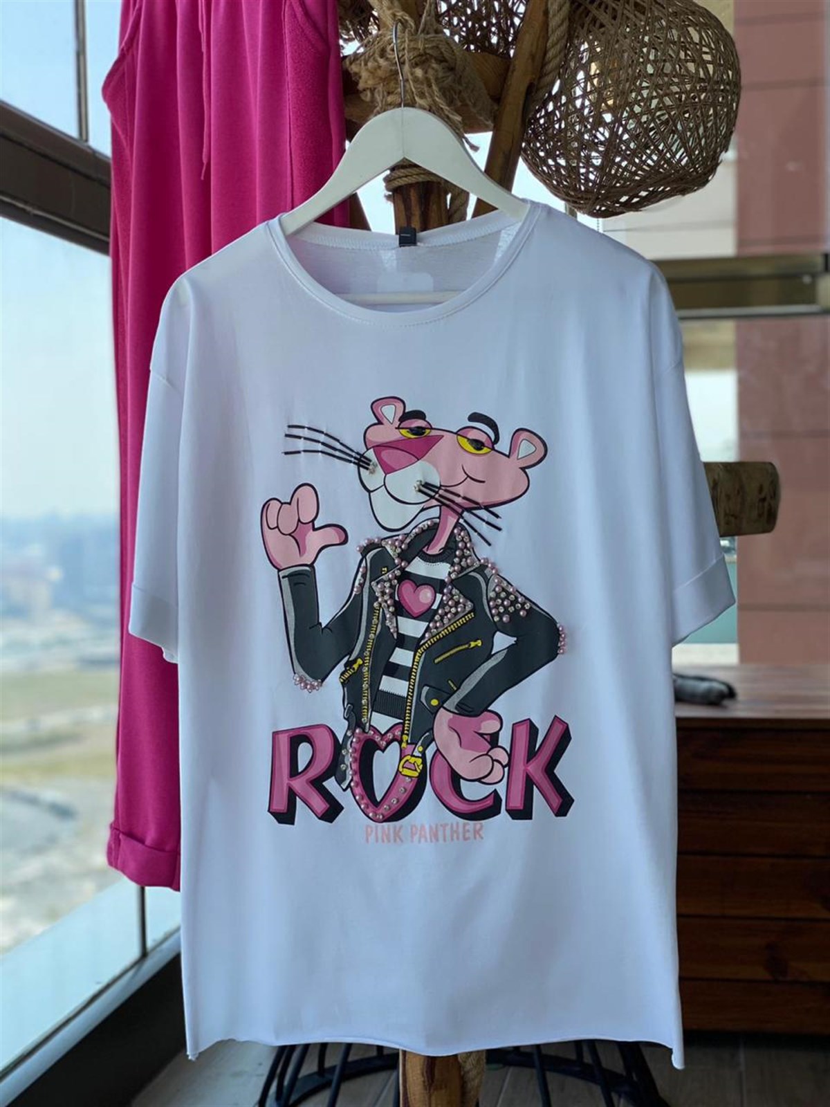 Pembe Panter Baskı Üzerine İnci Detaylı Tshirt