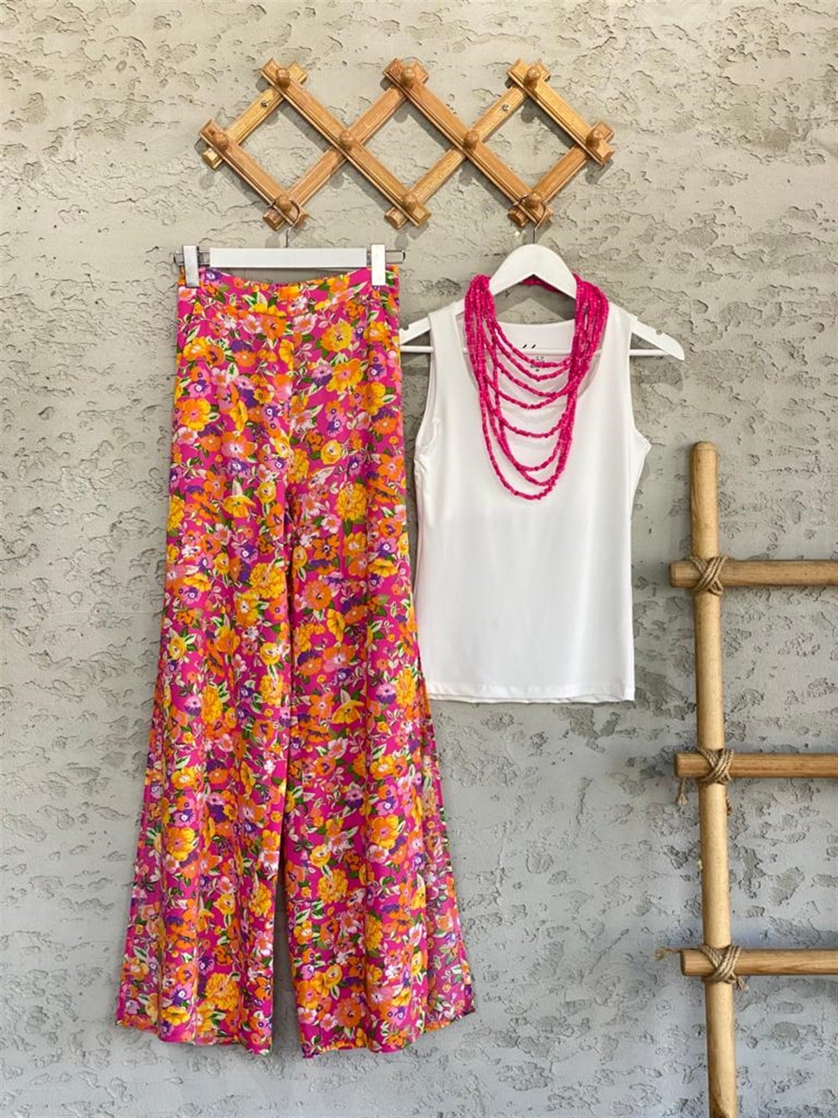 Renkli Çiçek Sulu Boya Baskılı Paça Yırtmaçlı Pantolon (Pembe)