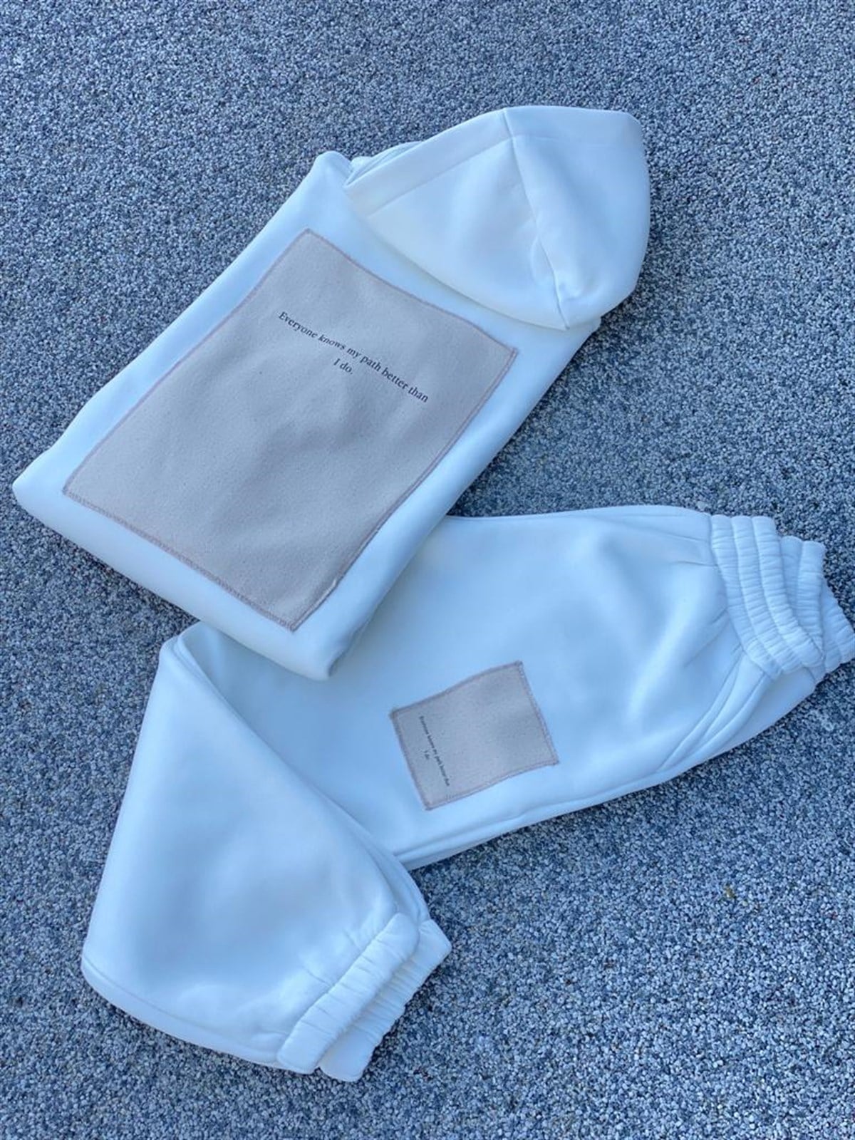 SIRT MODEL DETAYLI KAPÜŞONLU SWEATSHİRT JOGGER PANTOLON TAKIM (BEYAZ)