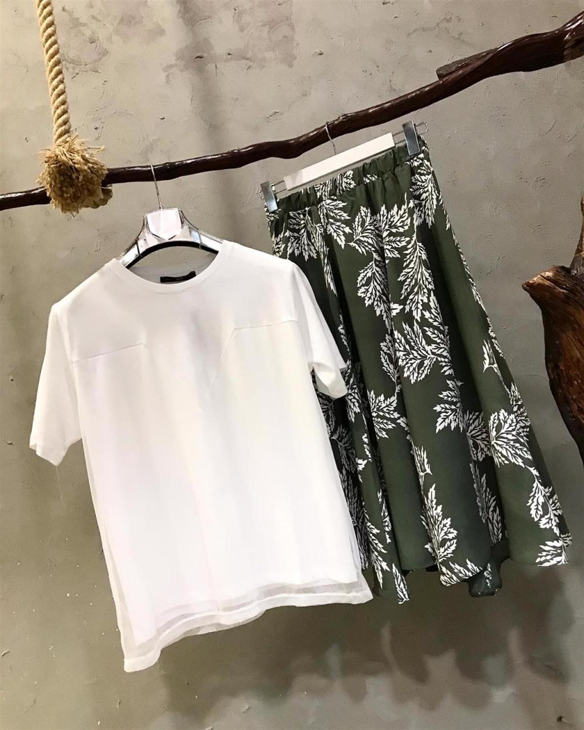 Sırtı Yazı ve Tül Detaylı Tshirt