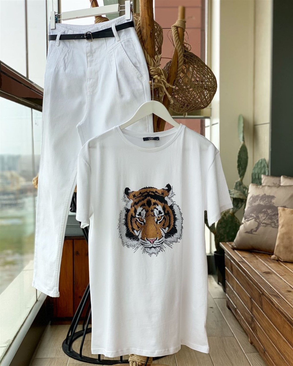 Taş İşlemeli Kaplan Baskılı Tshirt  (BEYAZ)