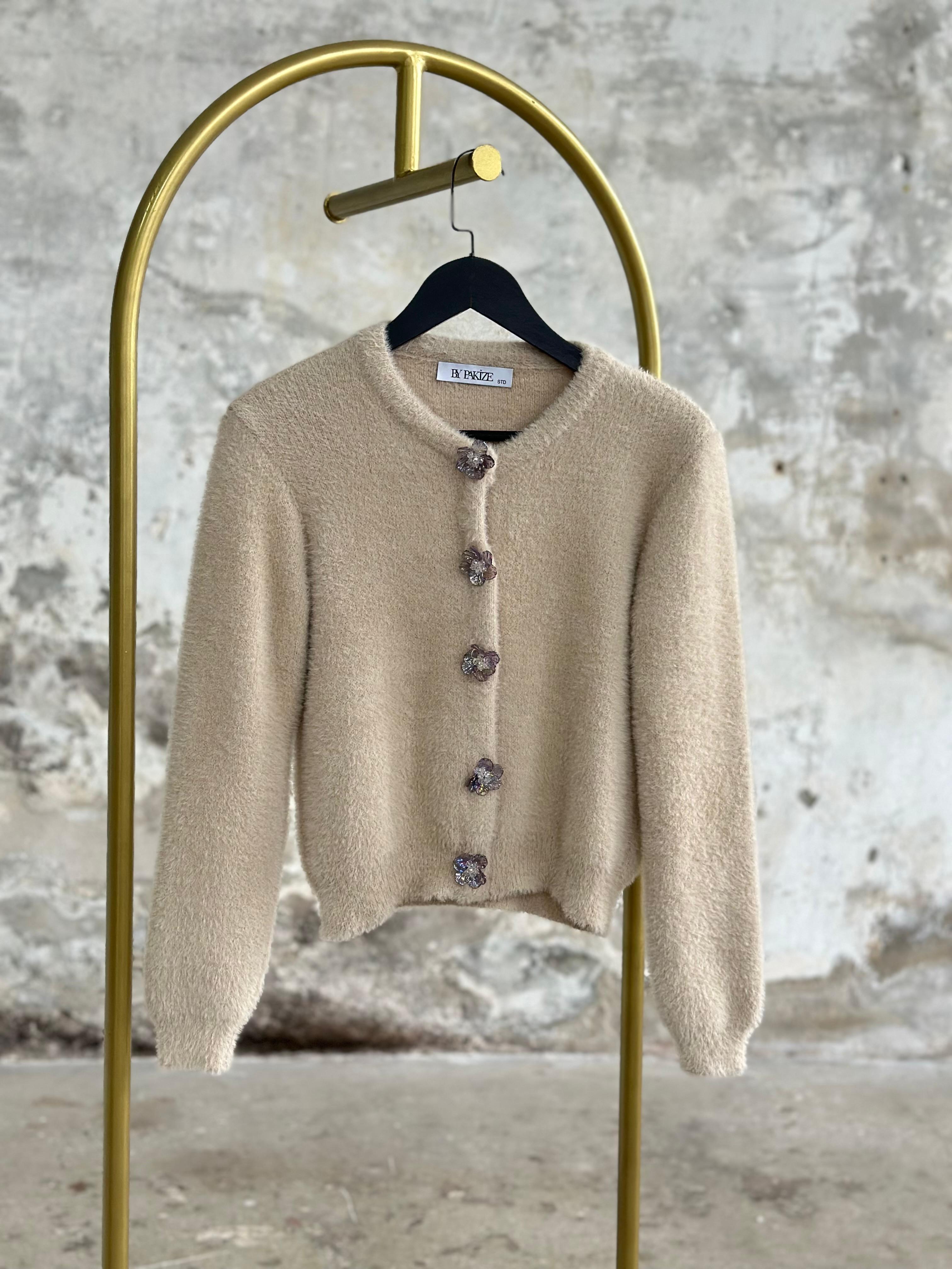 Tasarım Çiçek Düğmeli Angora Hırka (Krem)