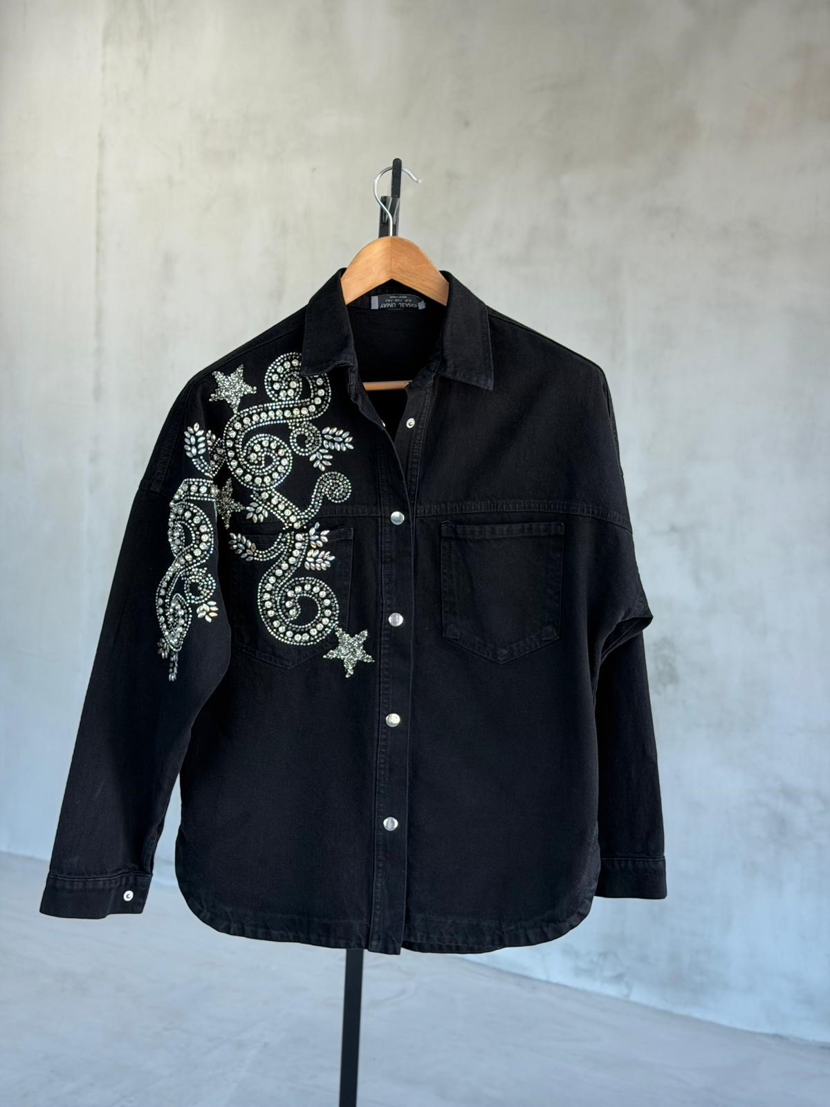 Tasarım İri Kristal Taş İşlemeli Denim Gömlek(Siyah)
