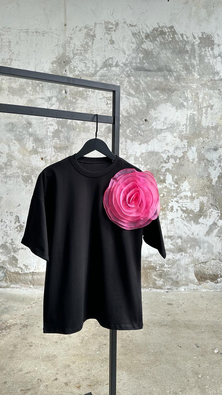 Tasarım Model Pembe Organze Güllü Tişört (Siyah)