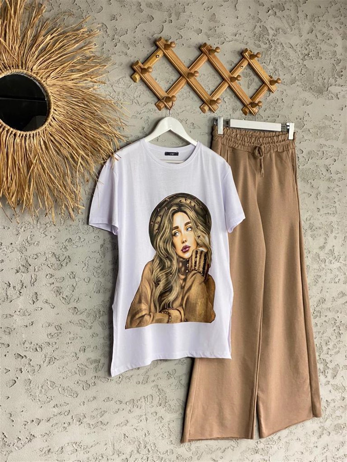 Taşlı Şapkalı Kız Baskılı Tshirt (Beyaz)