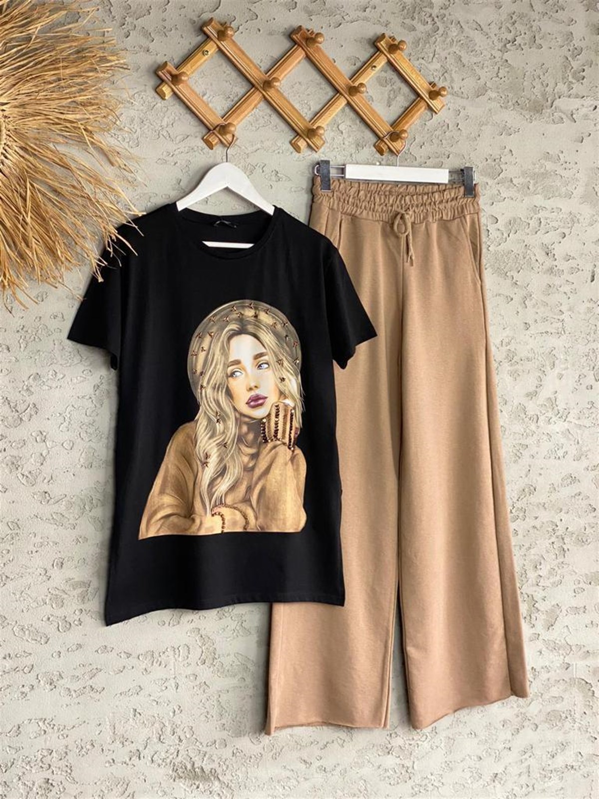 Taşlı Şapkalı Kız Baskılı Tshirt (Siyah)