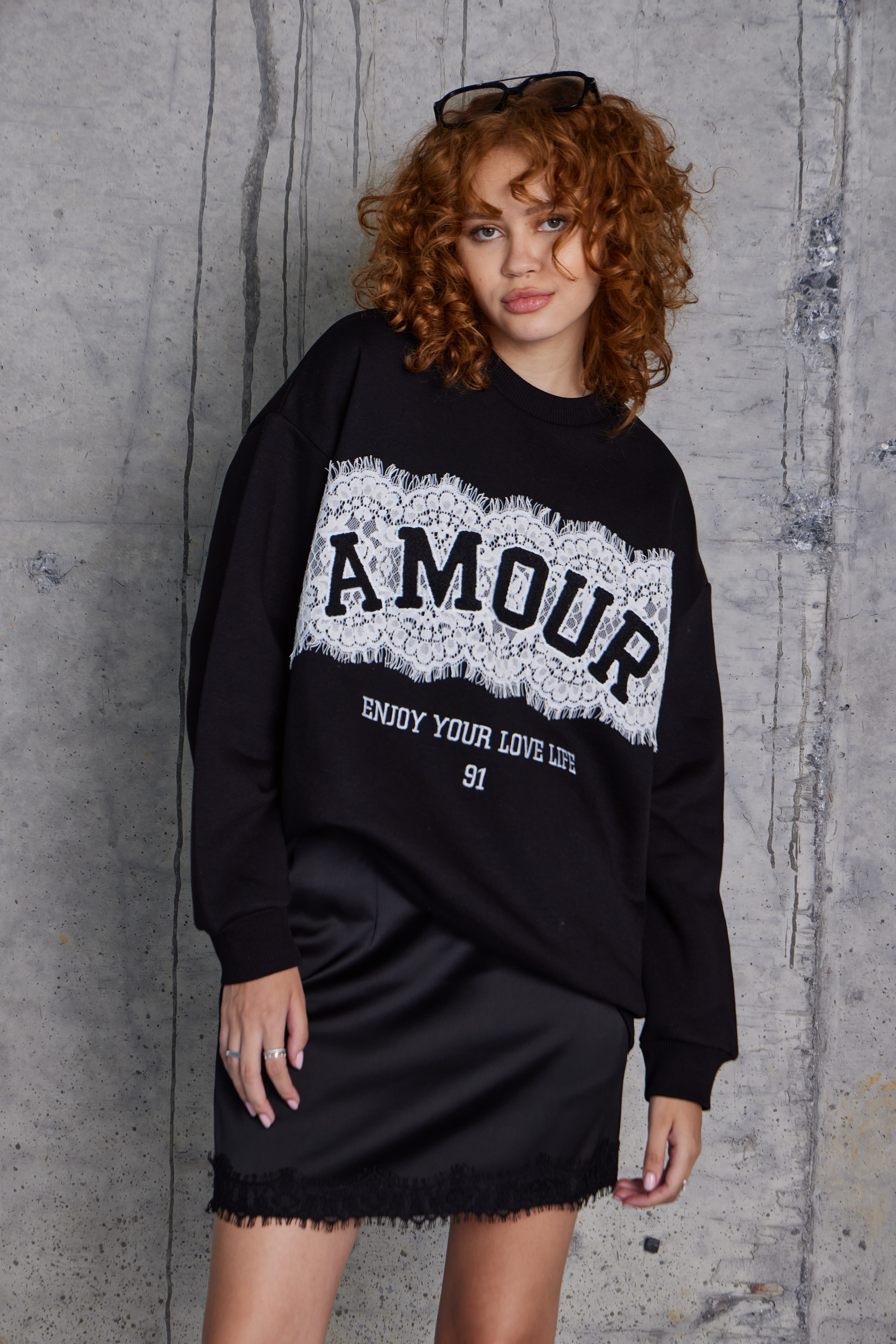 Tığ İşlemeli Amour Yazılı Sweat (Siyah)