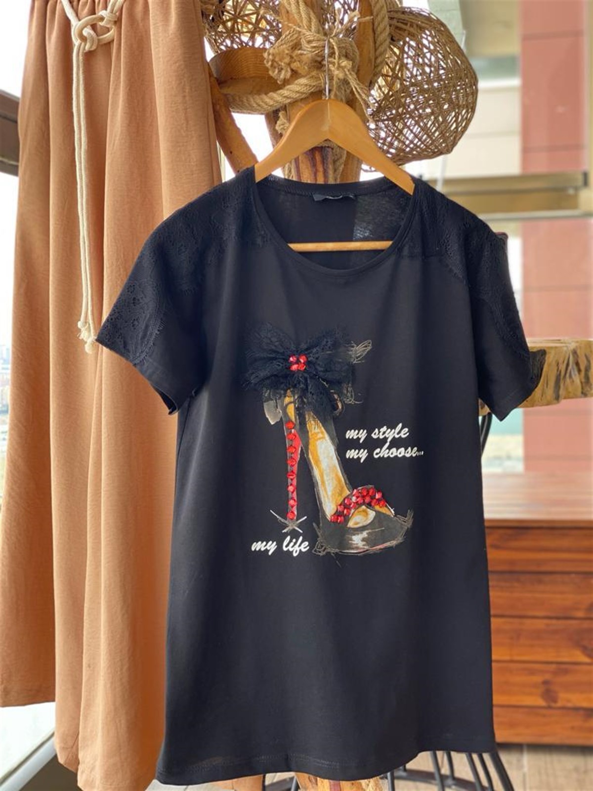 Topuklu Ayakkabı Baskılı Dantel Detaylı Tshirt (SİYAH)