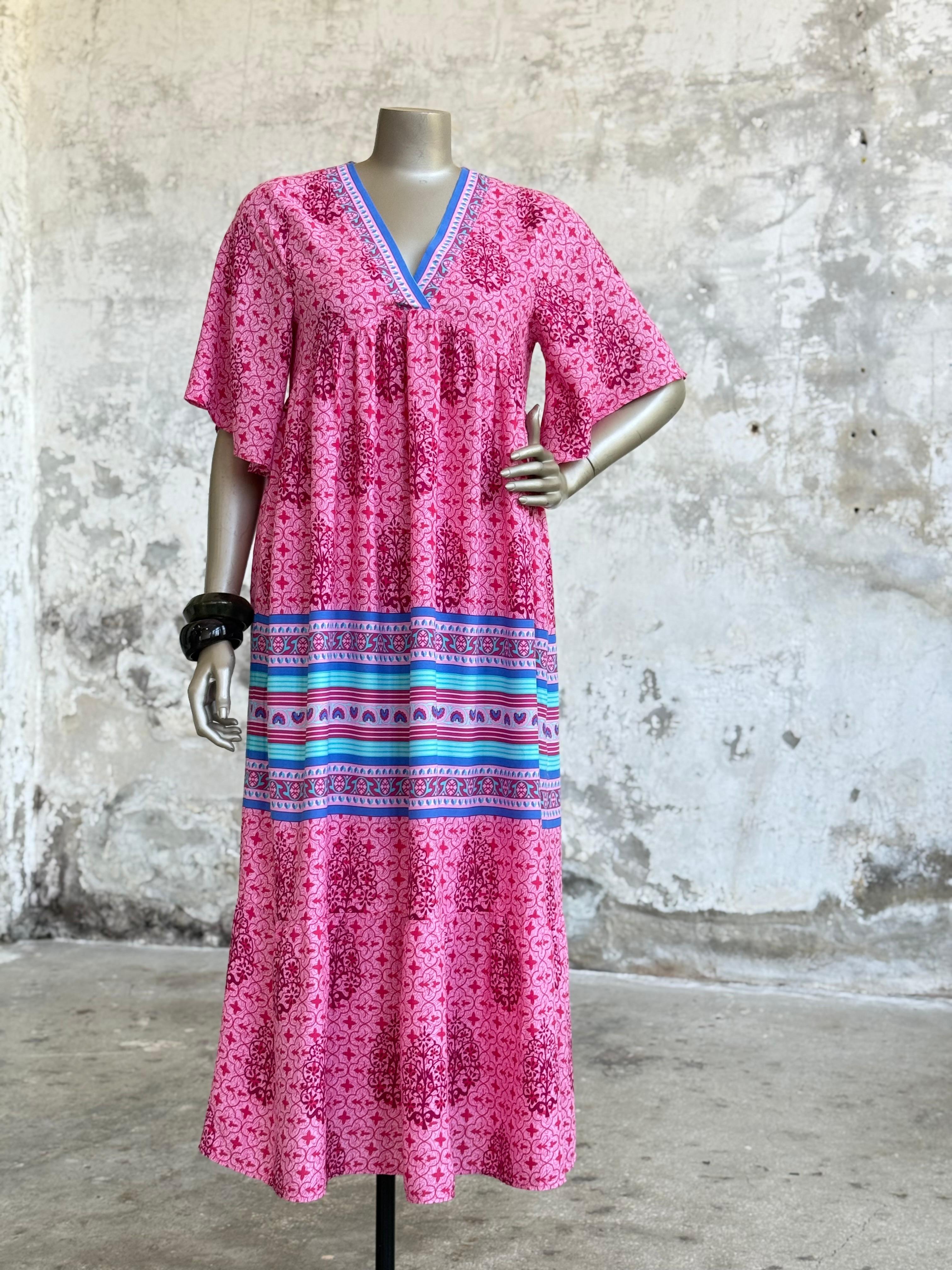 V Yaka Etnik Desenli Basic Elbise (Pembe)