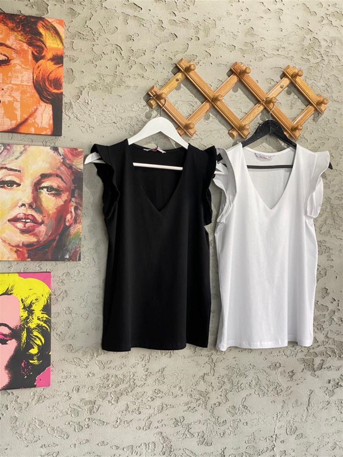 V Yaka Kolları Fırfır Tshirt (Siyah/Beyaz)