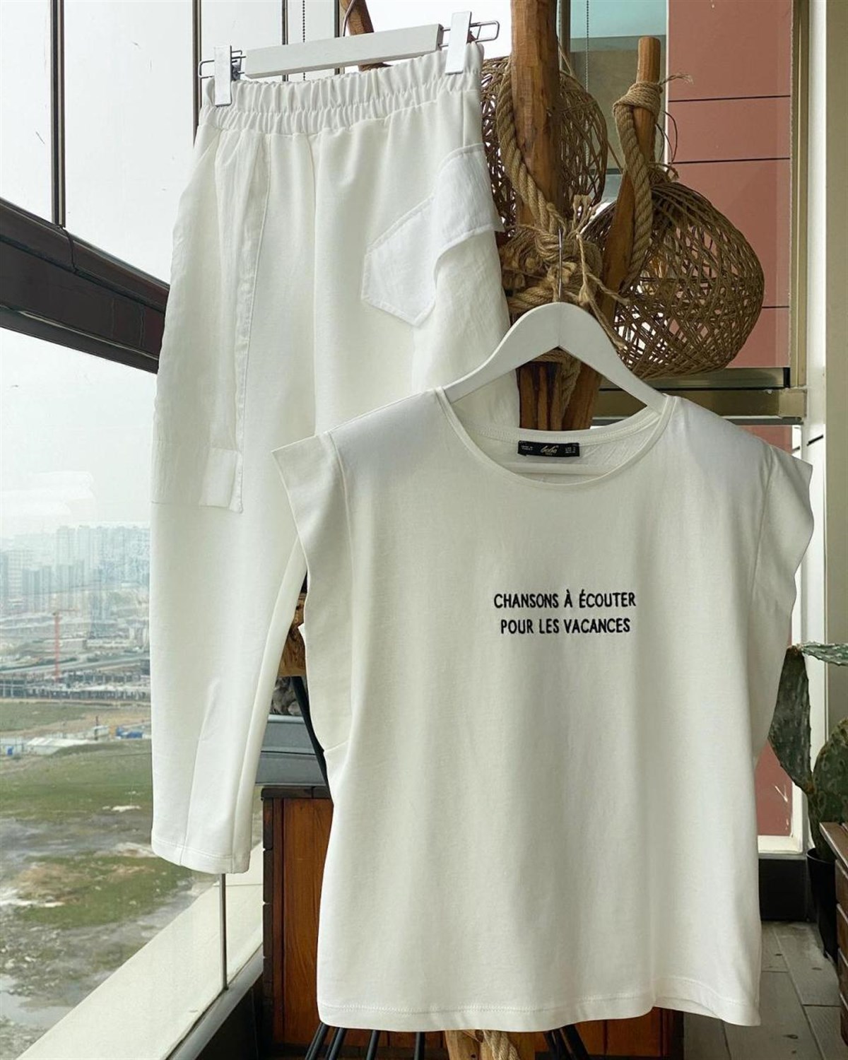 Vatkalı Önü Nakışlı Tshirt