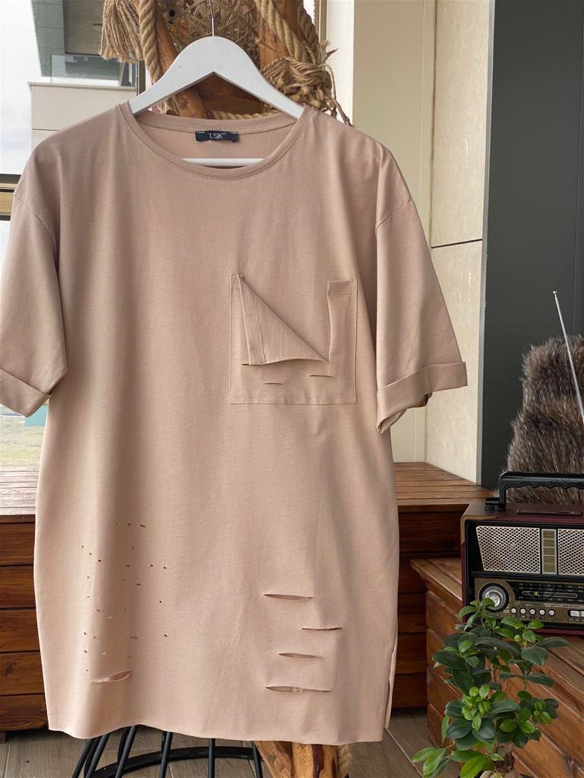 Yakası Yırtık Cep Detaylı Tshirt (BEJ)