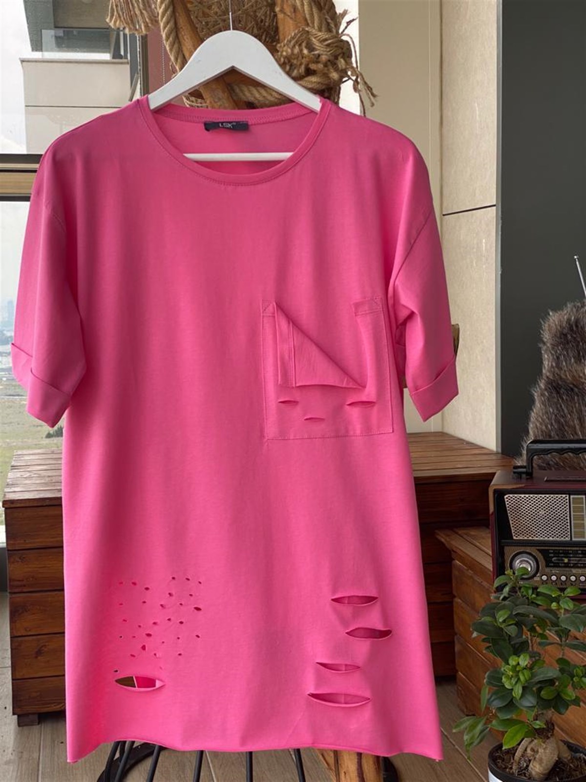 Yakası Yırtık Cep Detaylı Tshirt (PEMBE)