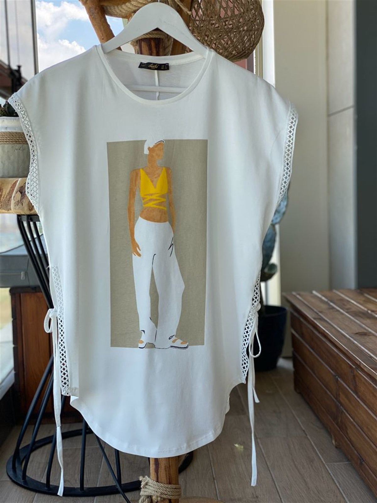 Yanları Bağlama Detaylı Baskılı T-shirt