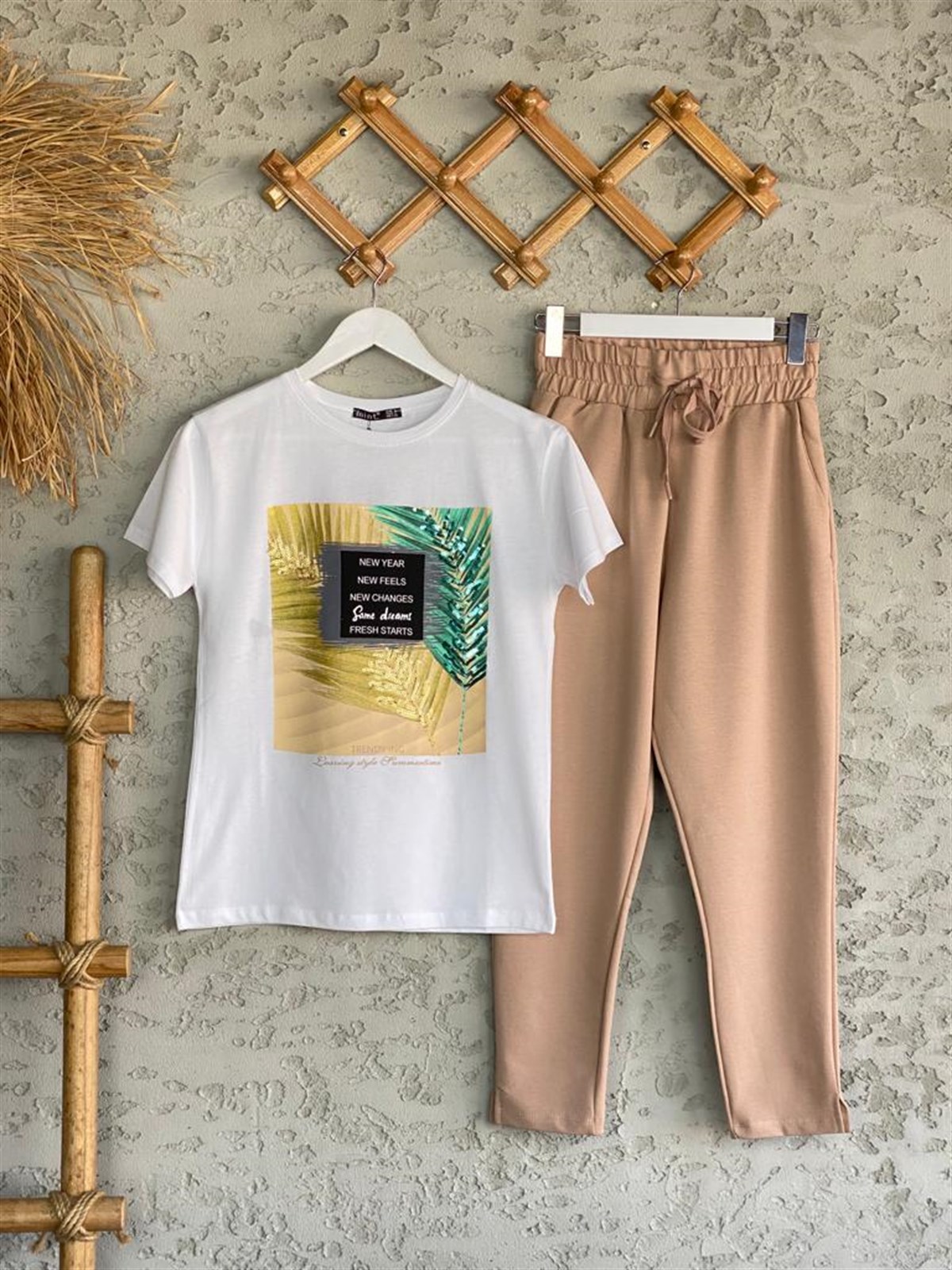 Yaprak Desenli Pul Payet İşlemeli Tshirt (Beyaz)