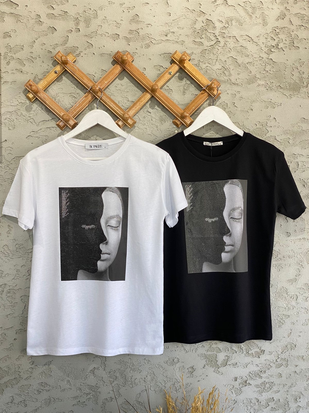 Yarım Yüz Taş İşlemeli Tshirt (Beyaz/Siyah)