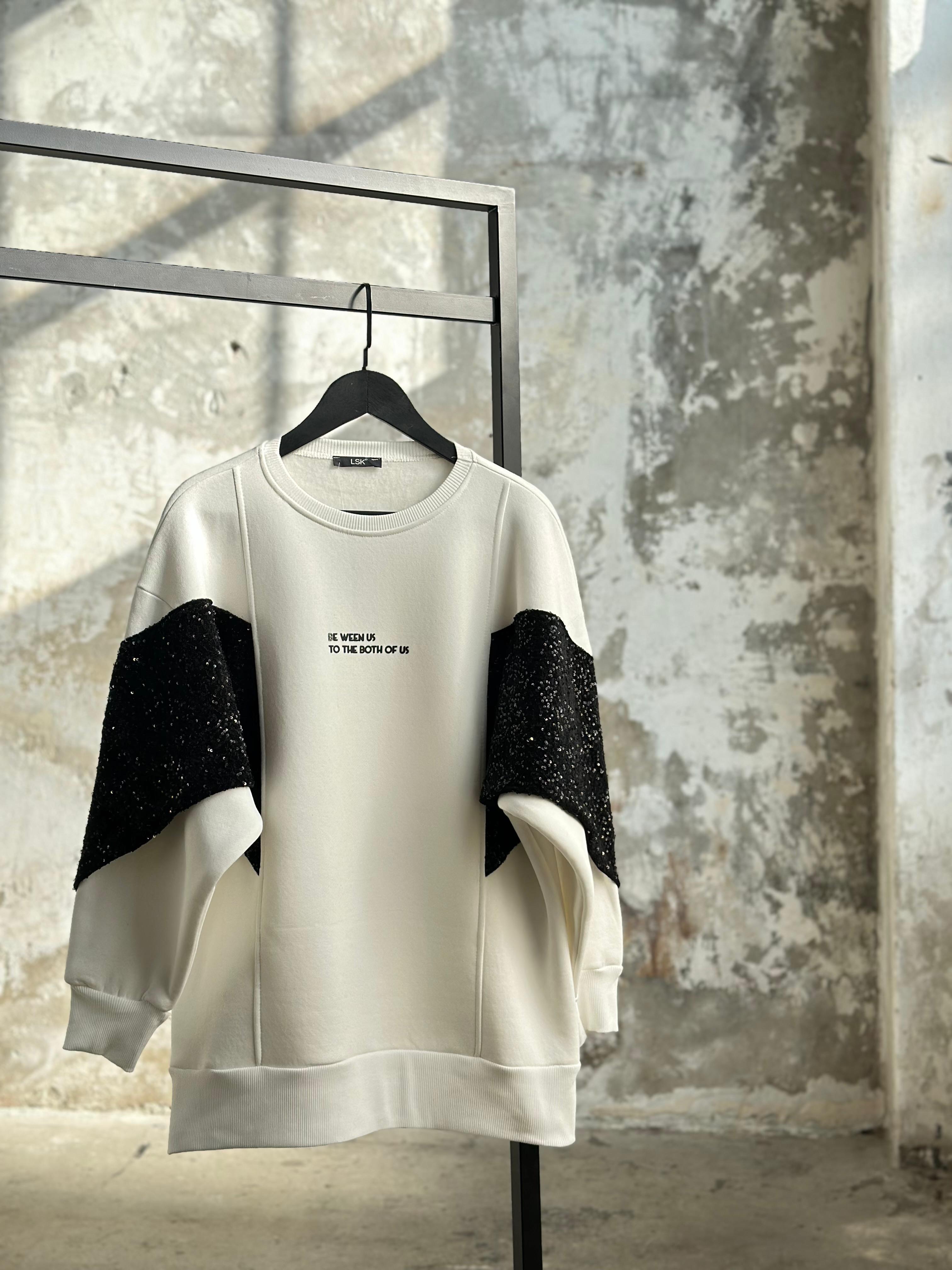 Yazı Baskılı Peluş Üzerine Pul Payet İşçilikli Sweat (Beyaz)