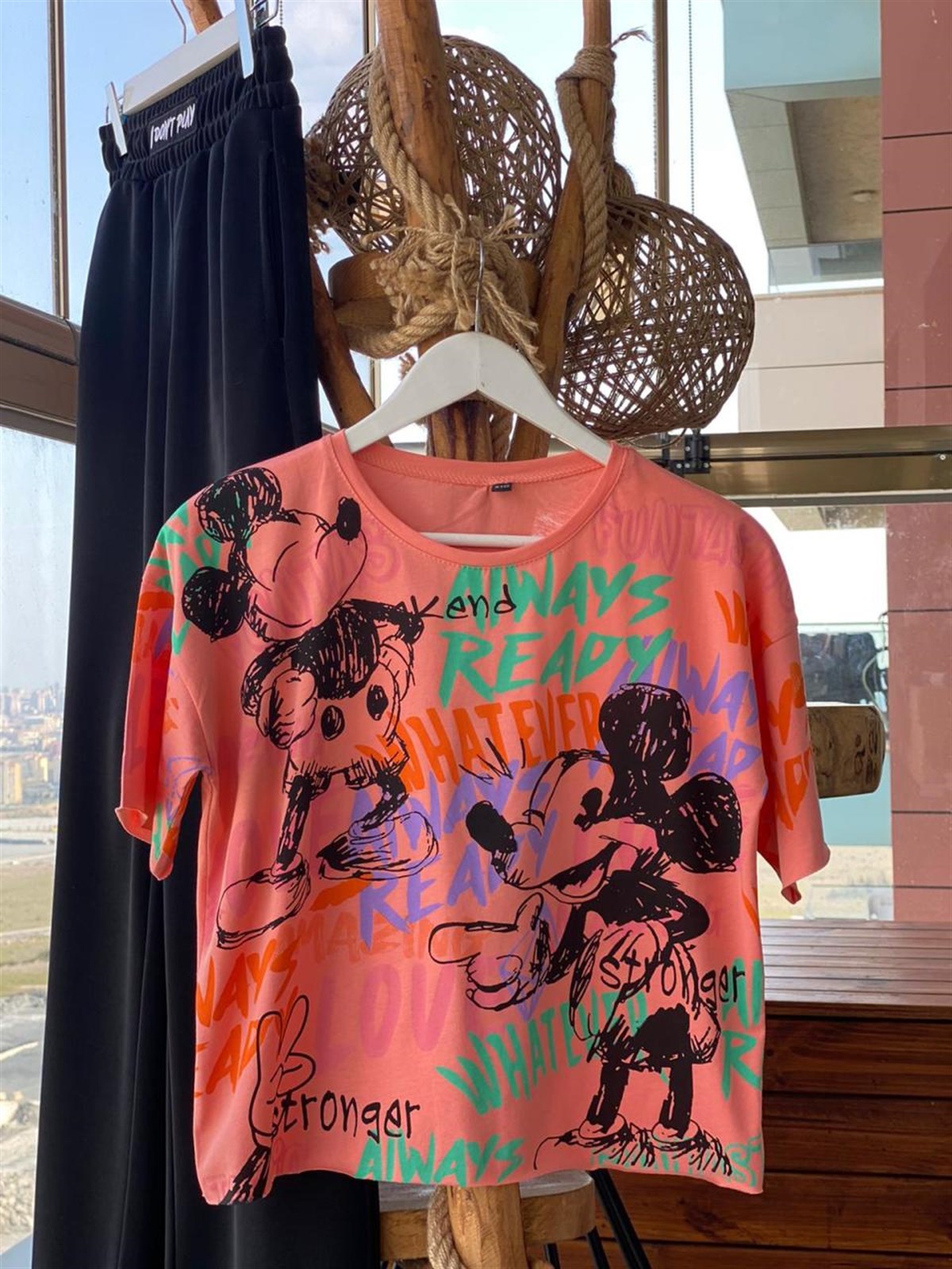 Yazı ve Çizgi Karakter Baskılı Tshirt