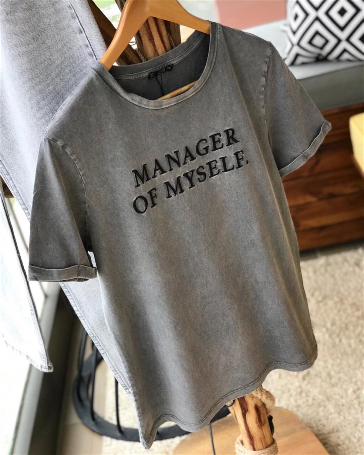 Yıkamalı Kumaş Kolları Duble Katlamalı Yazı Nakışlı Tshirt (ANTRASİT)