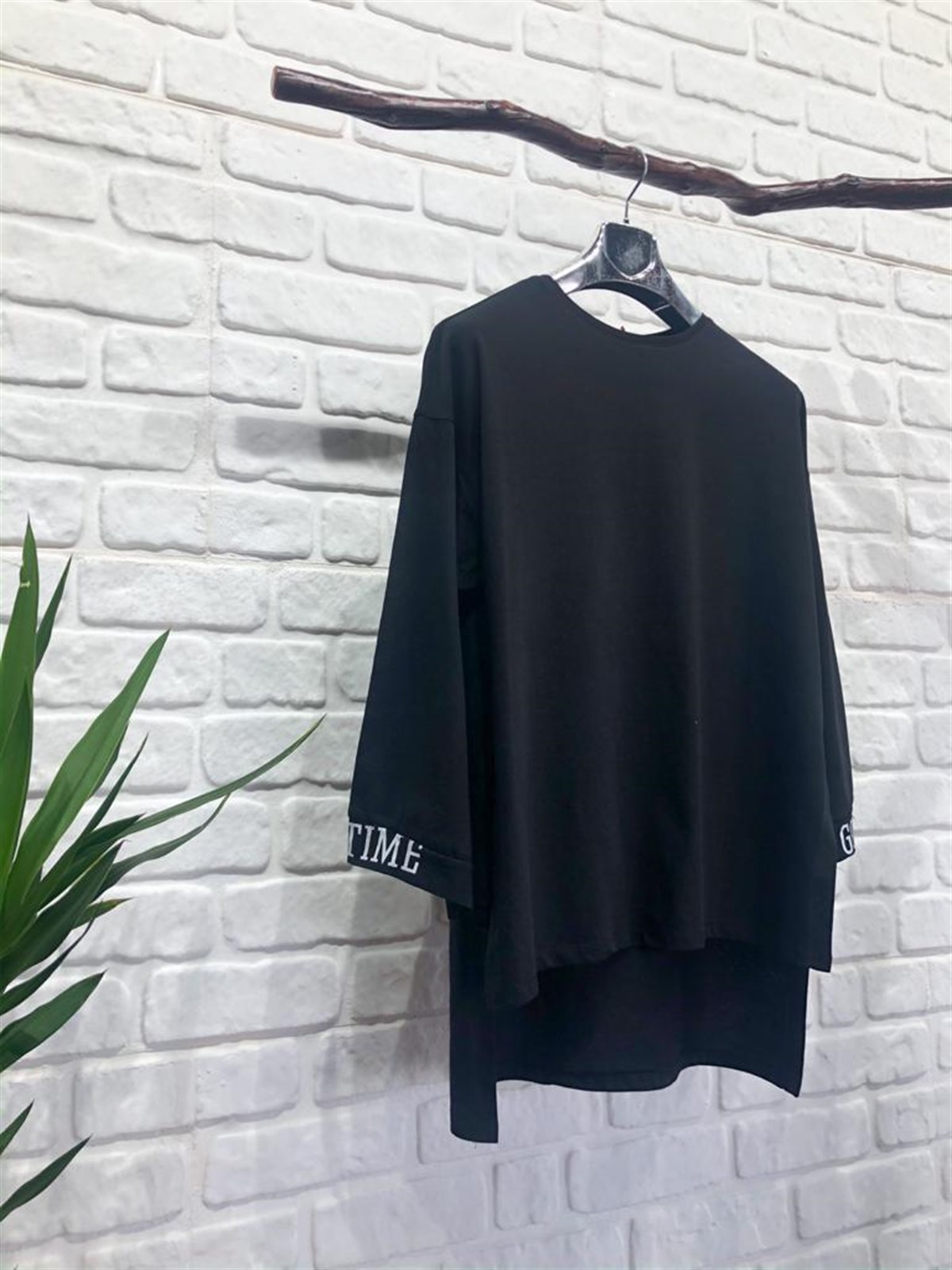 Yırtmaçlı Kolu Baskı Detaylı Tshirt (SİYAH)