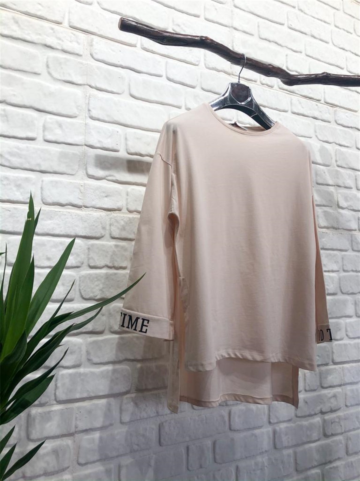 Yırtmaçlı Kolu Baskı Detaylı Tshirt (TAŞ RENGİ)