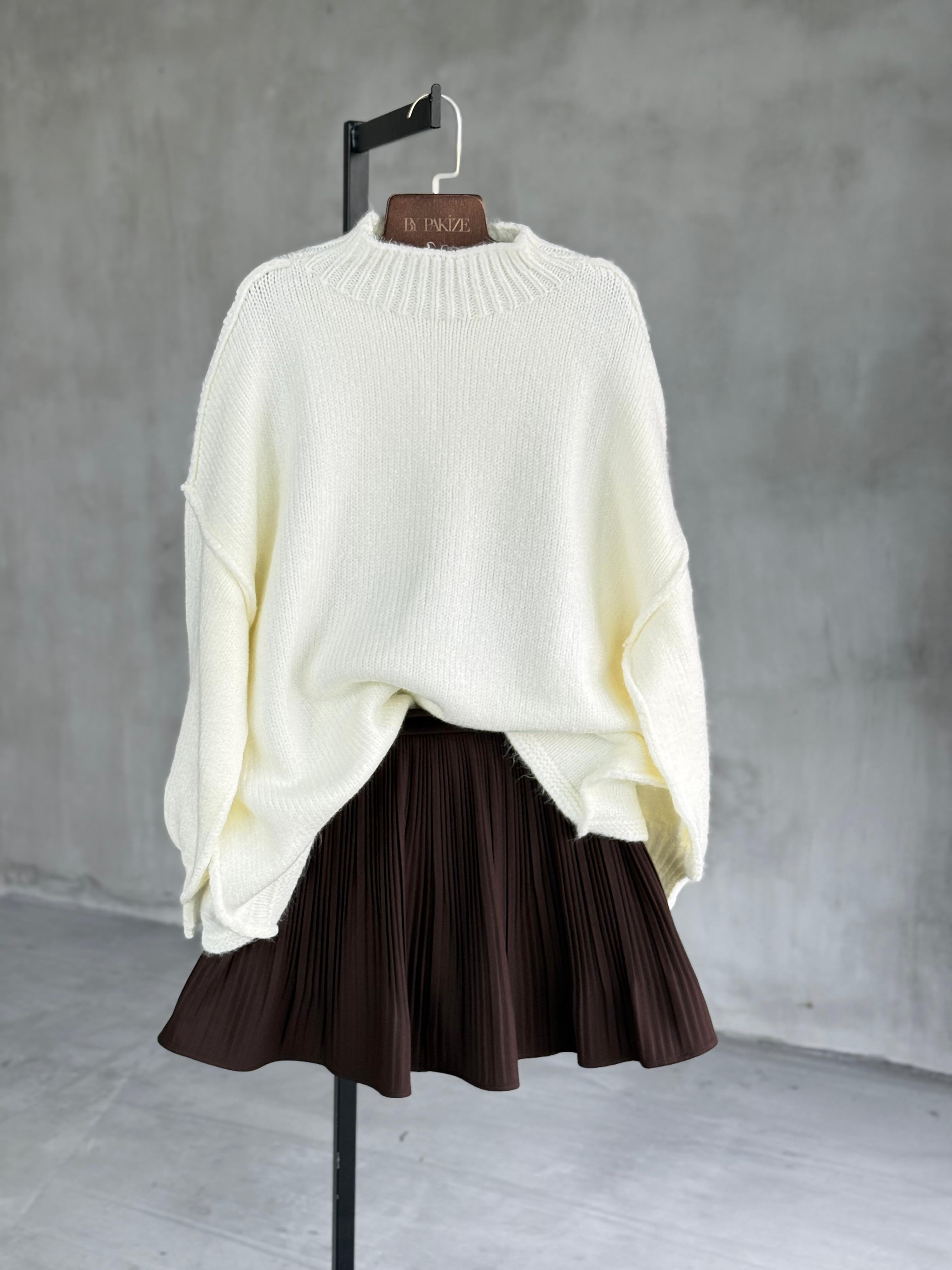 Yumoş Dış Dikişli Oversize Kazak (Beyaz)