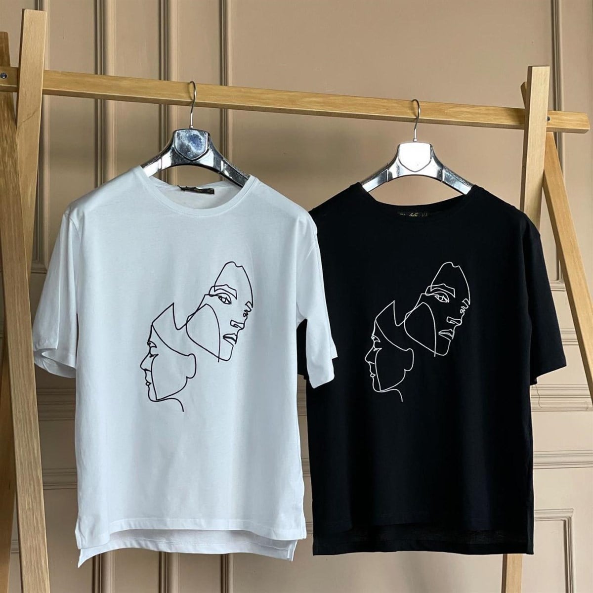 Yüz Nakış İşleme Detaylı Basic Tshirt (Siyah & Beyaz)
