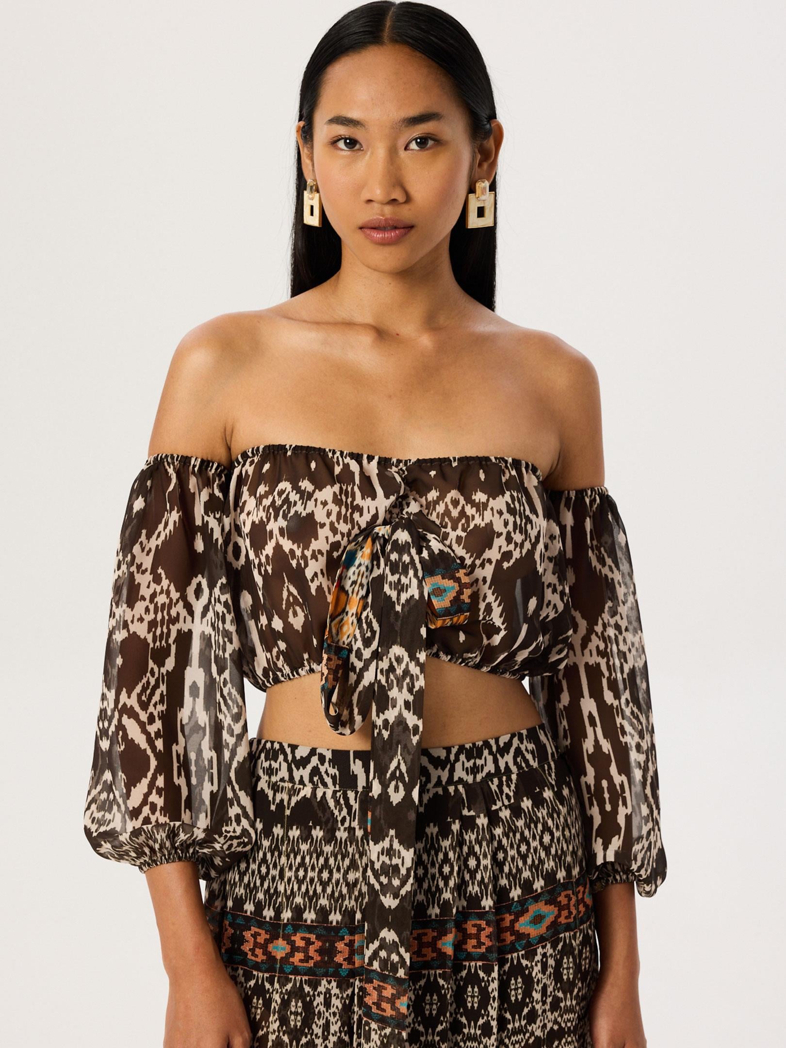 24SS109026 DÜŞÜK OMUZLU FONKSİYONEL BAĞLAMALI CROP BLUZ Kategorisiz Modelleri