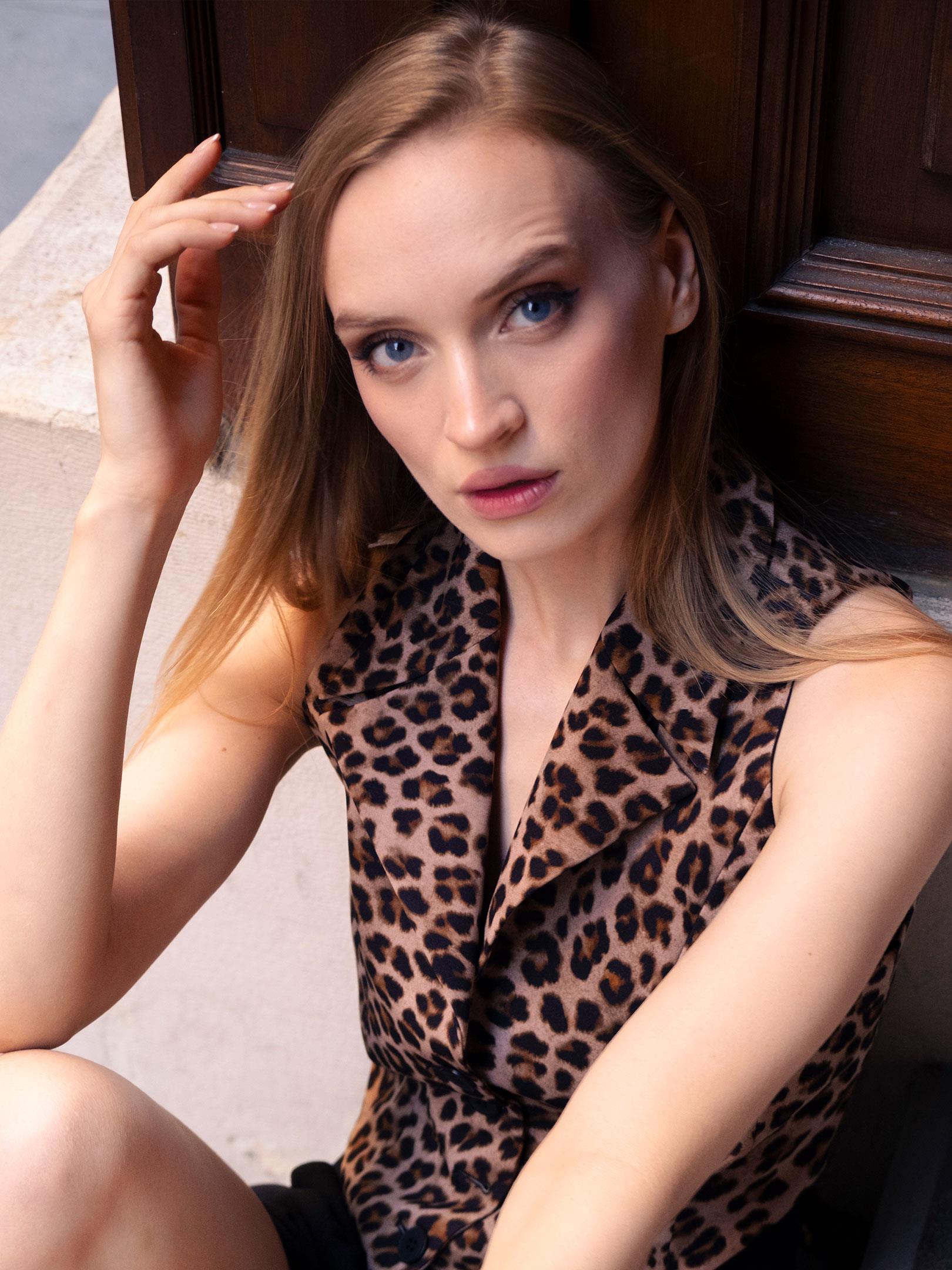 Kadın, Bayan Bel Dekolteli Arkadan Bağlama Detaylı Yelek - Leopar Yelek Modelleri