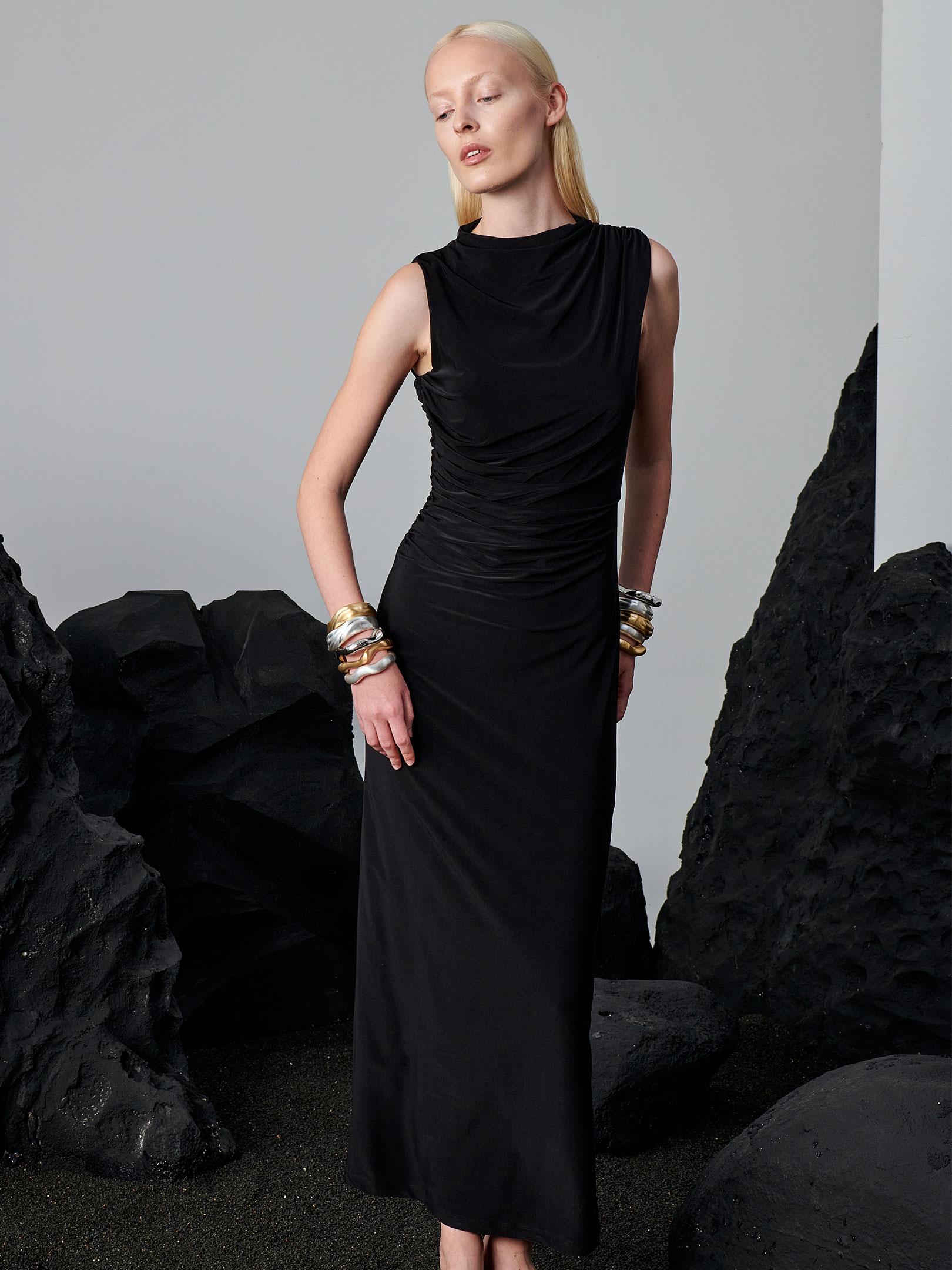 Yakası Büzgülü Dar Kesim Kolsuz Elbise - Siyah Elbise Modelleri