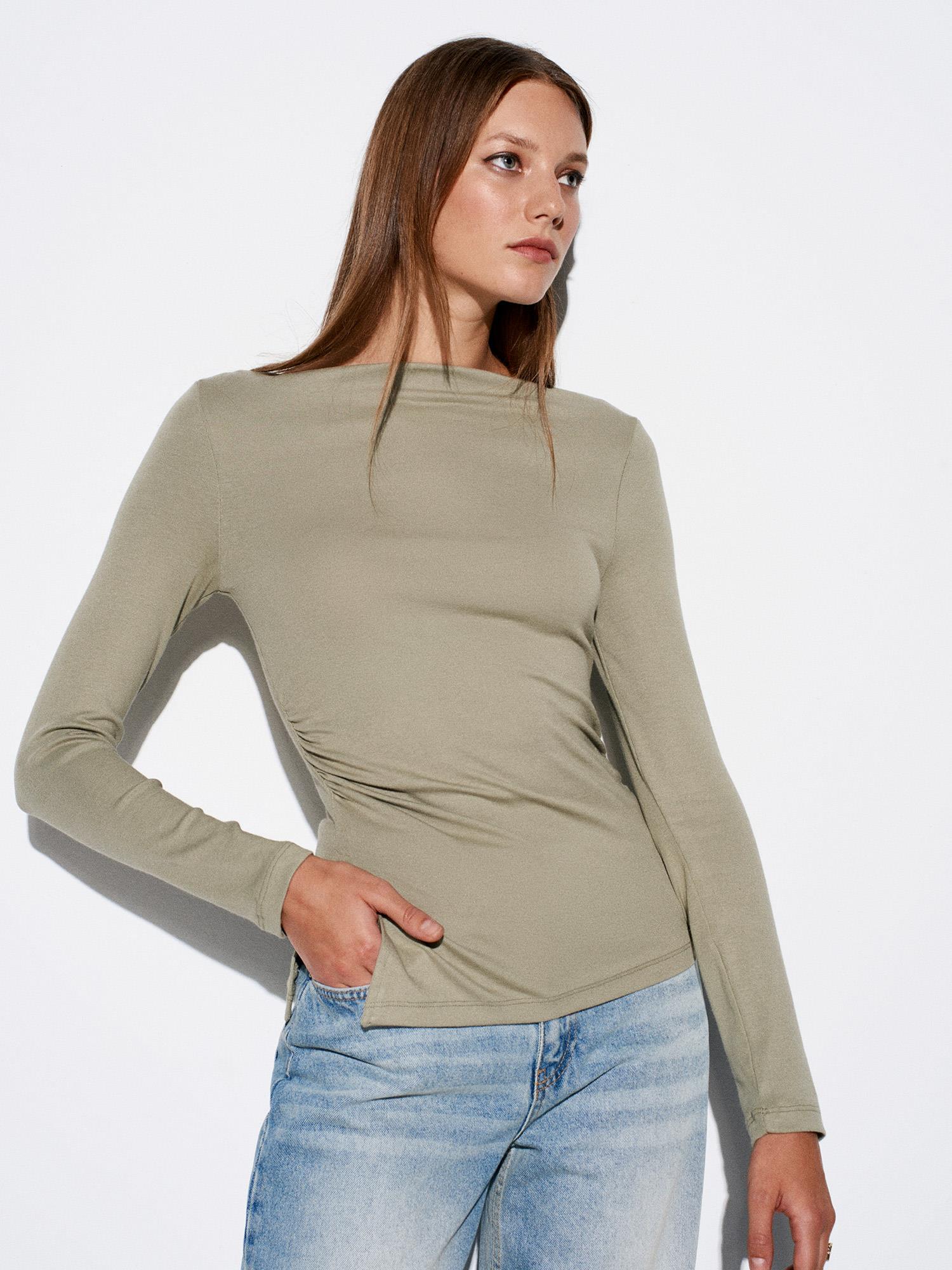  Wholesale Women's Ecru Boat Neck Gathered Top 0431W26-32198